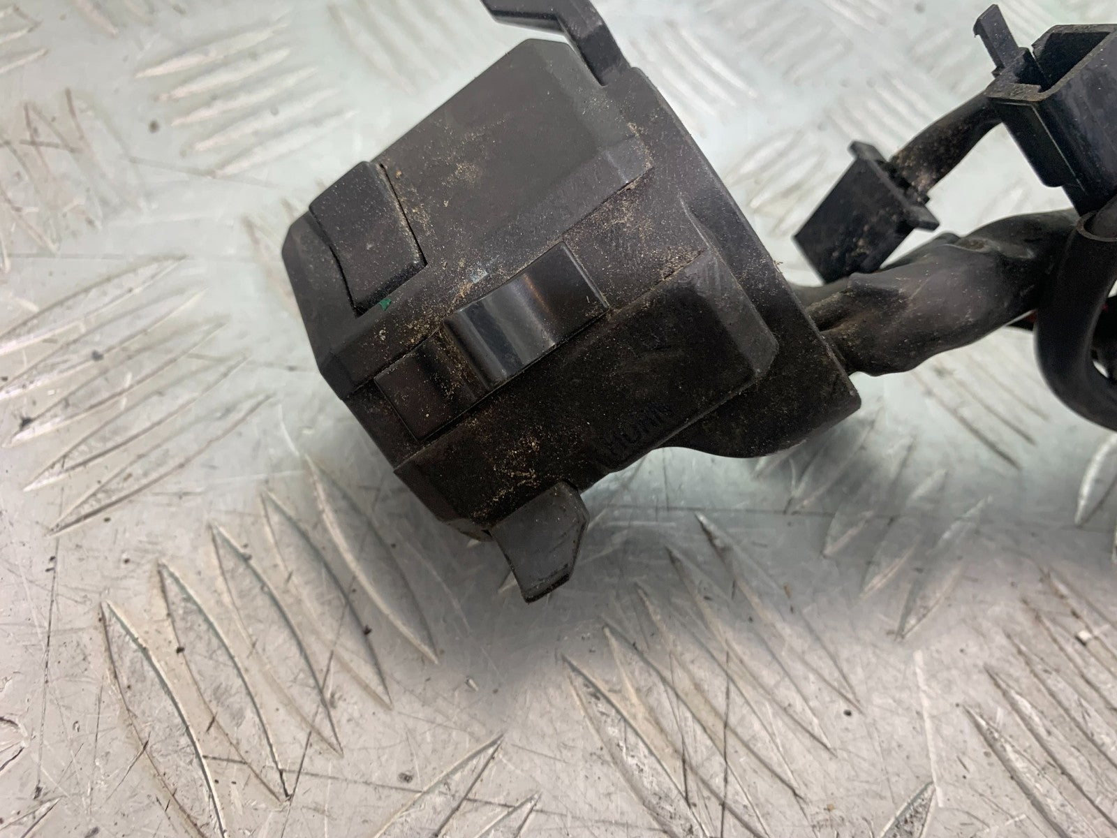 KAWASAKI GPX 750 GPX 750 LEFT SWITCH GEAR   YEAR 1990