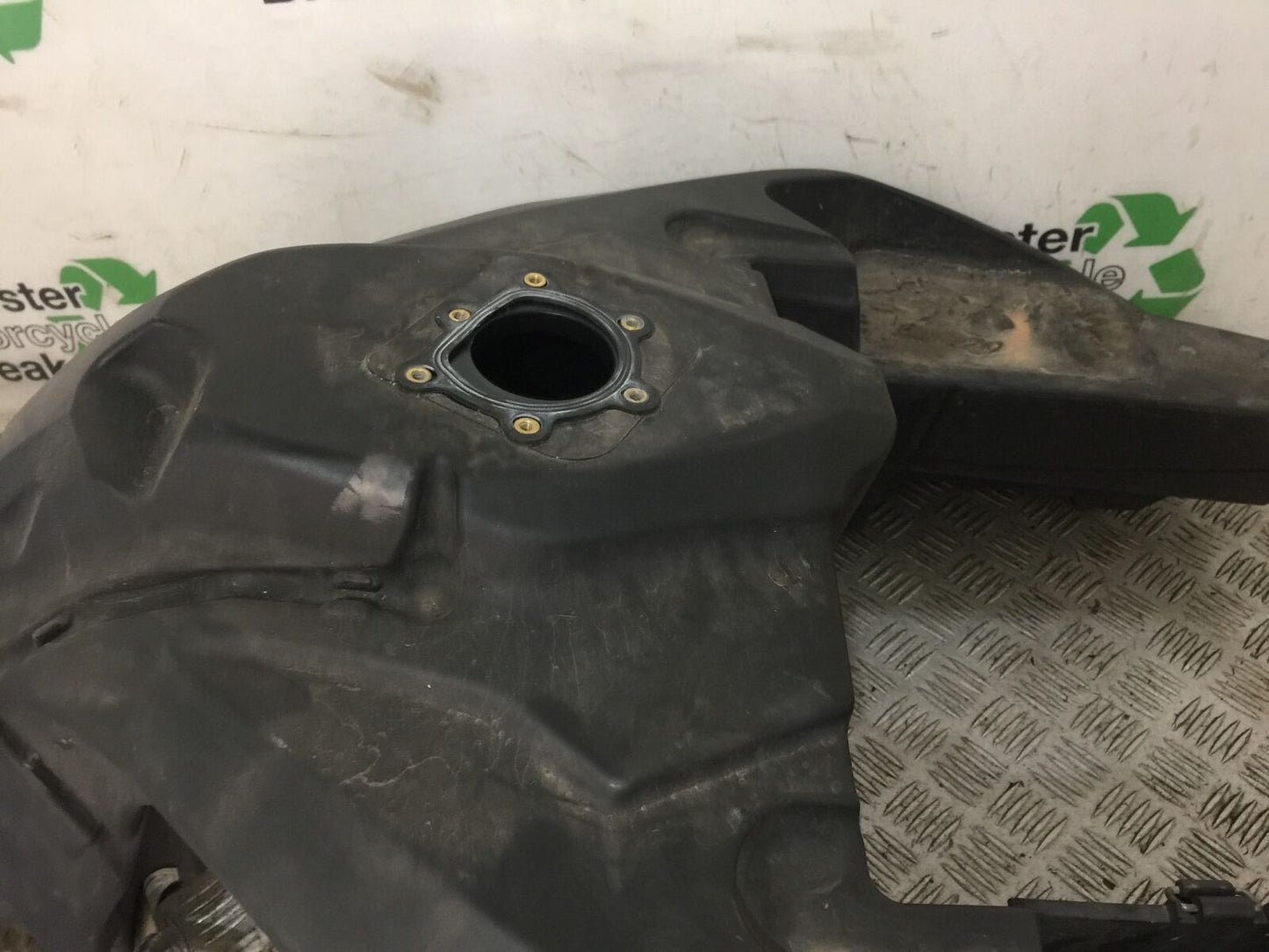 TRIUMPH TROPHY 1215 SE PETROL TANK  2012-2017 (STOCK 740)