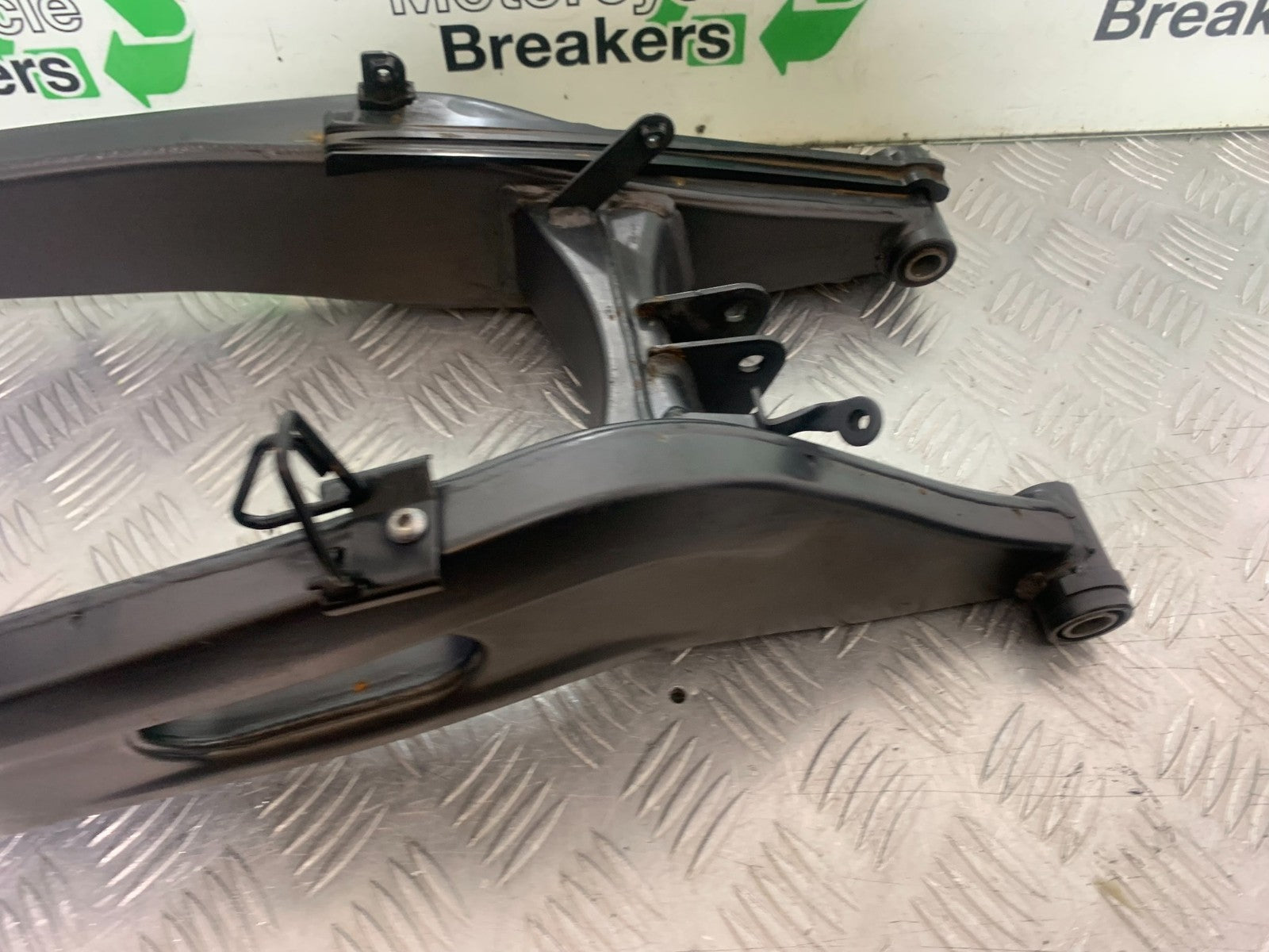 YAMAHA YZF R7 SWINGARM YEAR 2022-2025 (CMB1255)