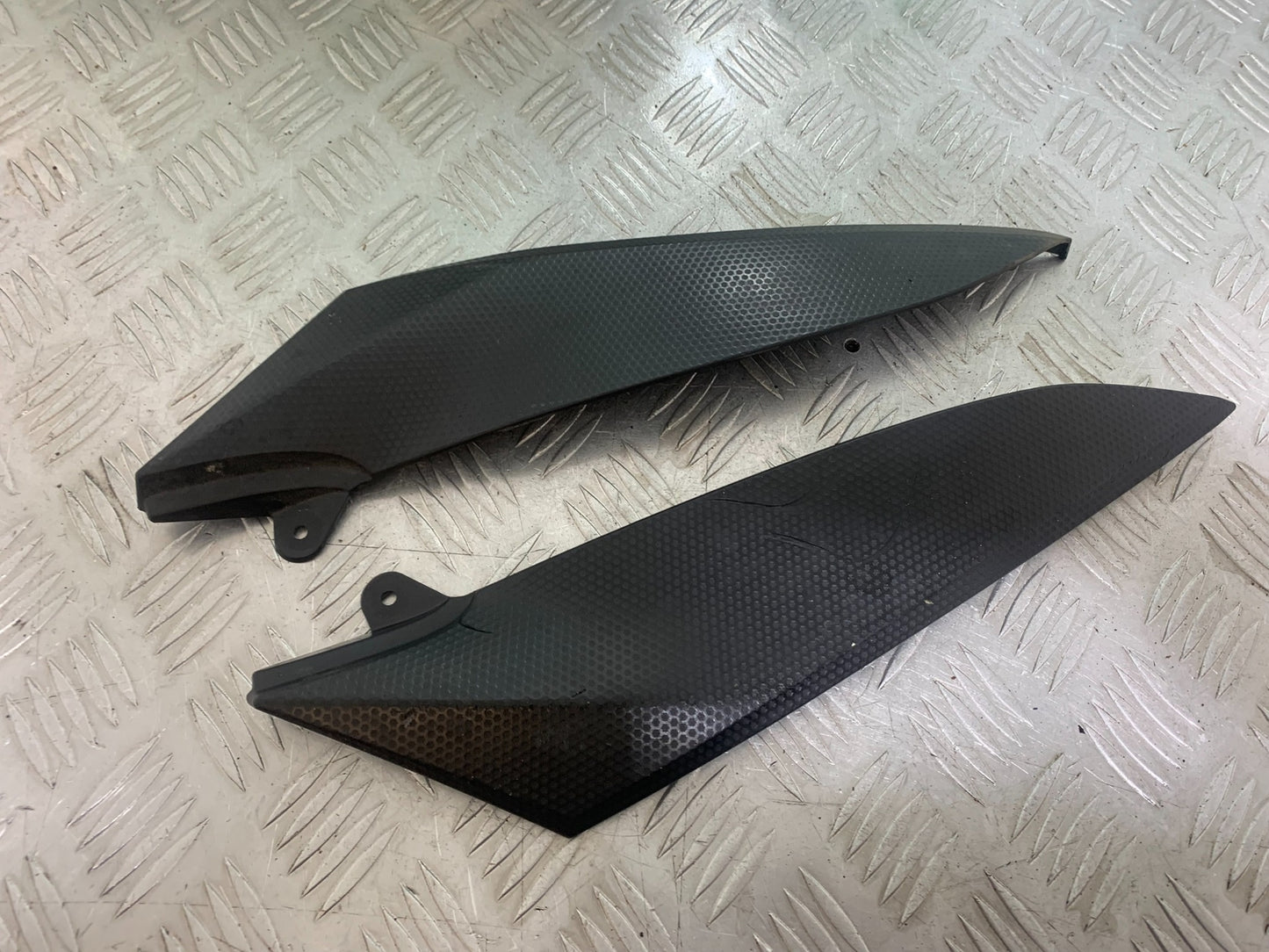 YAMAHA YZF R1 LEFT AND RIGHT LOWER TANK PANELS  YEAR 2004-2006 (CMB1155)