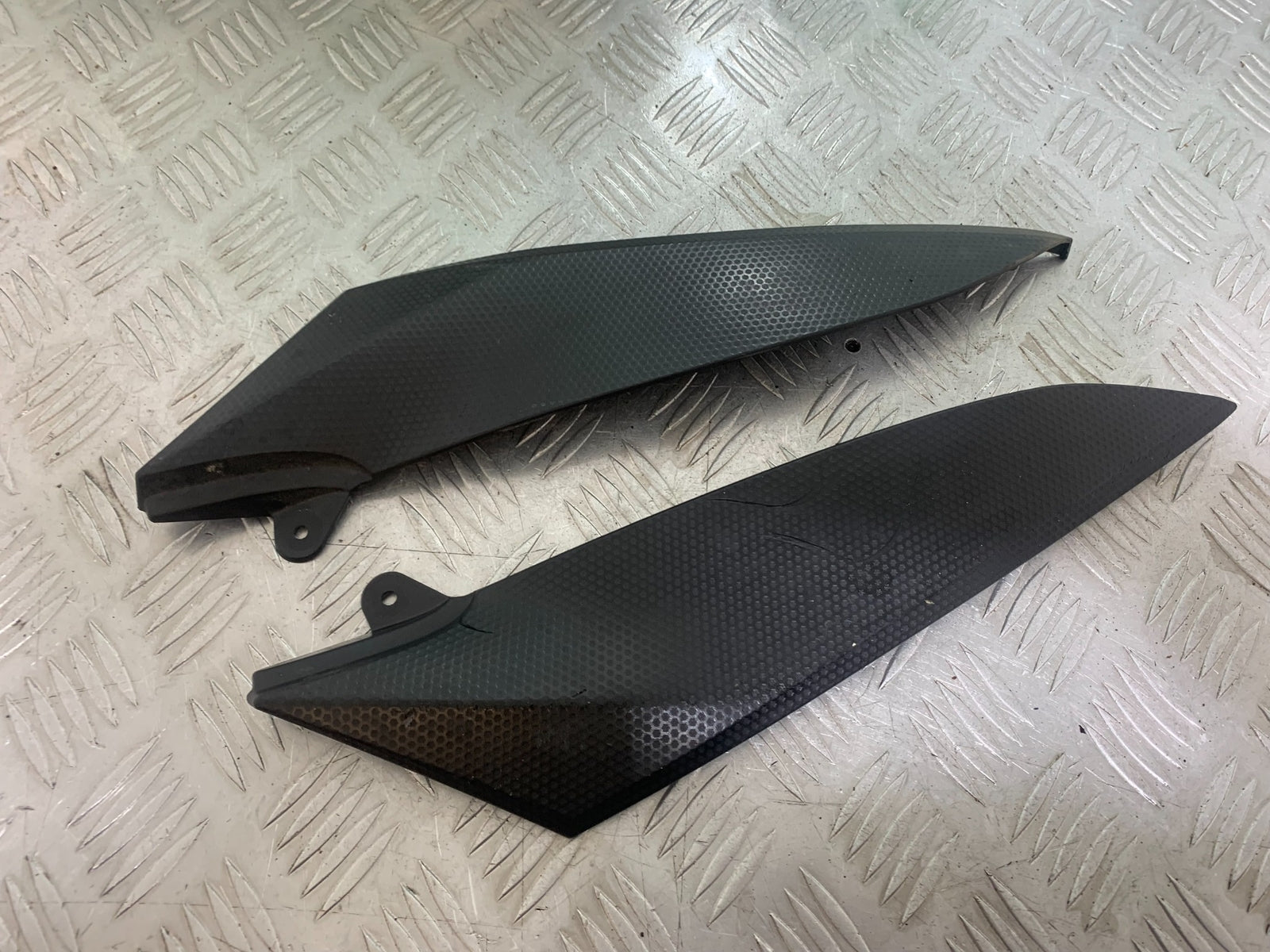 YAMAHA YZF R1 LEFT AND RIGHT LOWER TANK PANELS  YEAR 2004-2006 (CMB1155)
