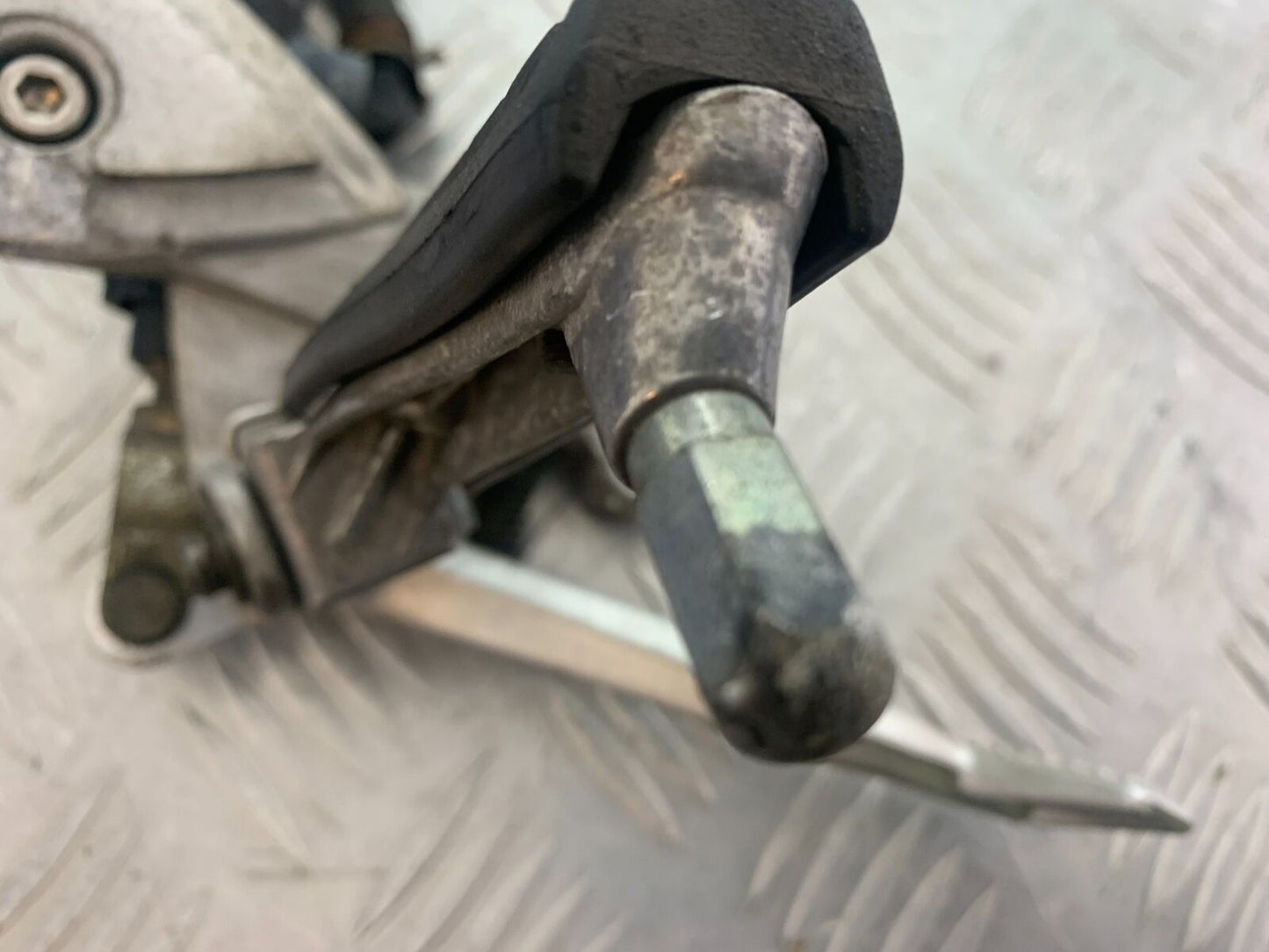 TRIUMPH 955i SPRINT ST FRONT RIGHT HANGER  YEAR 1999-2004 (CMB1124)