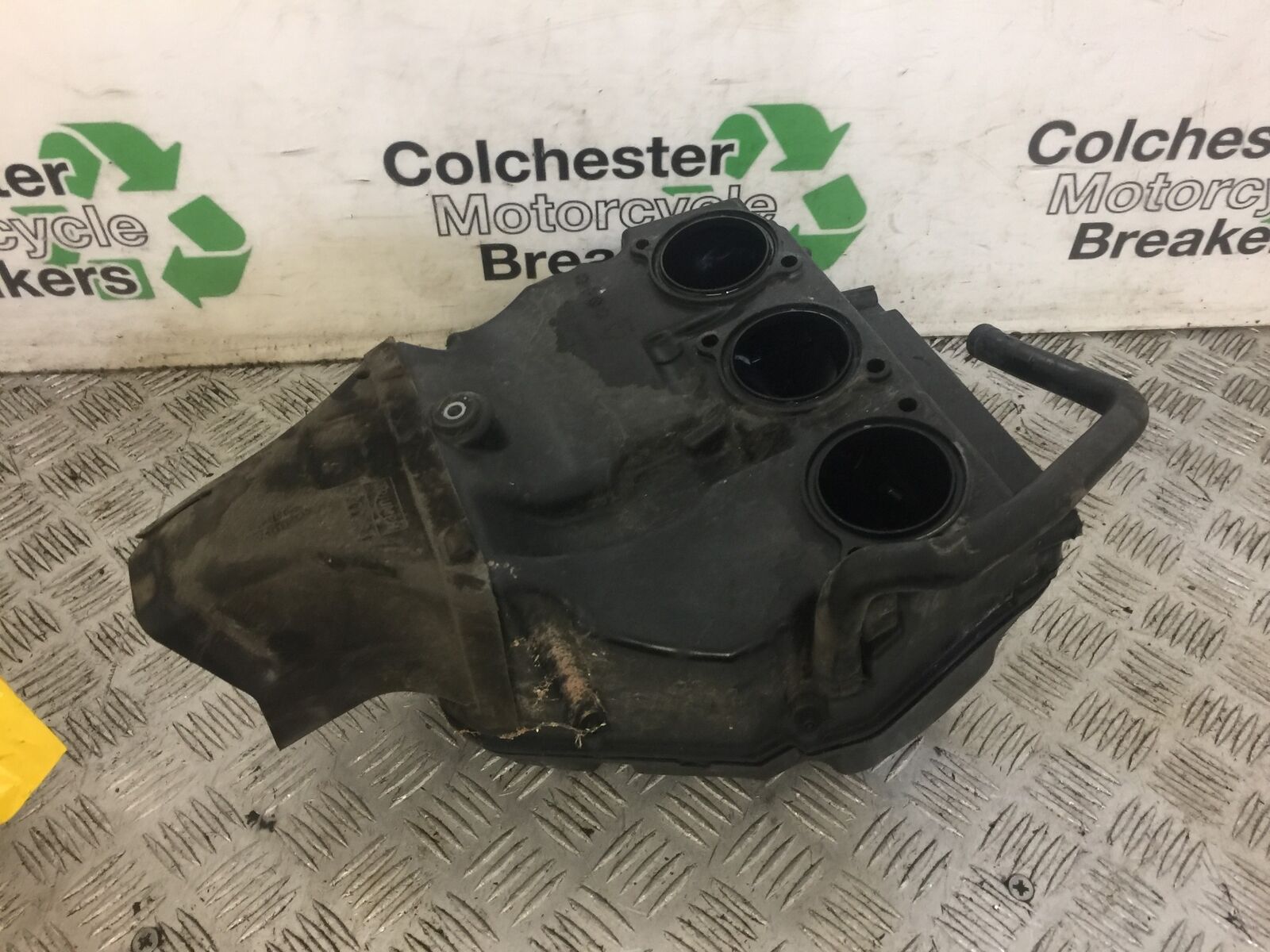 TRIUMPH 675 STREET TRIPLE AIRBOX  YEAR 2016 (STOCK 674)