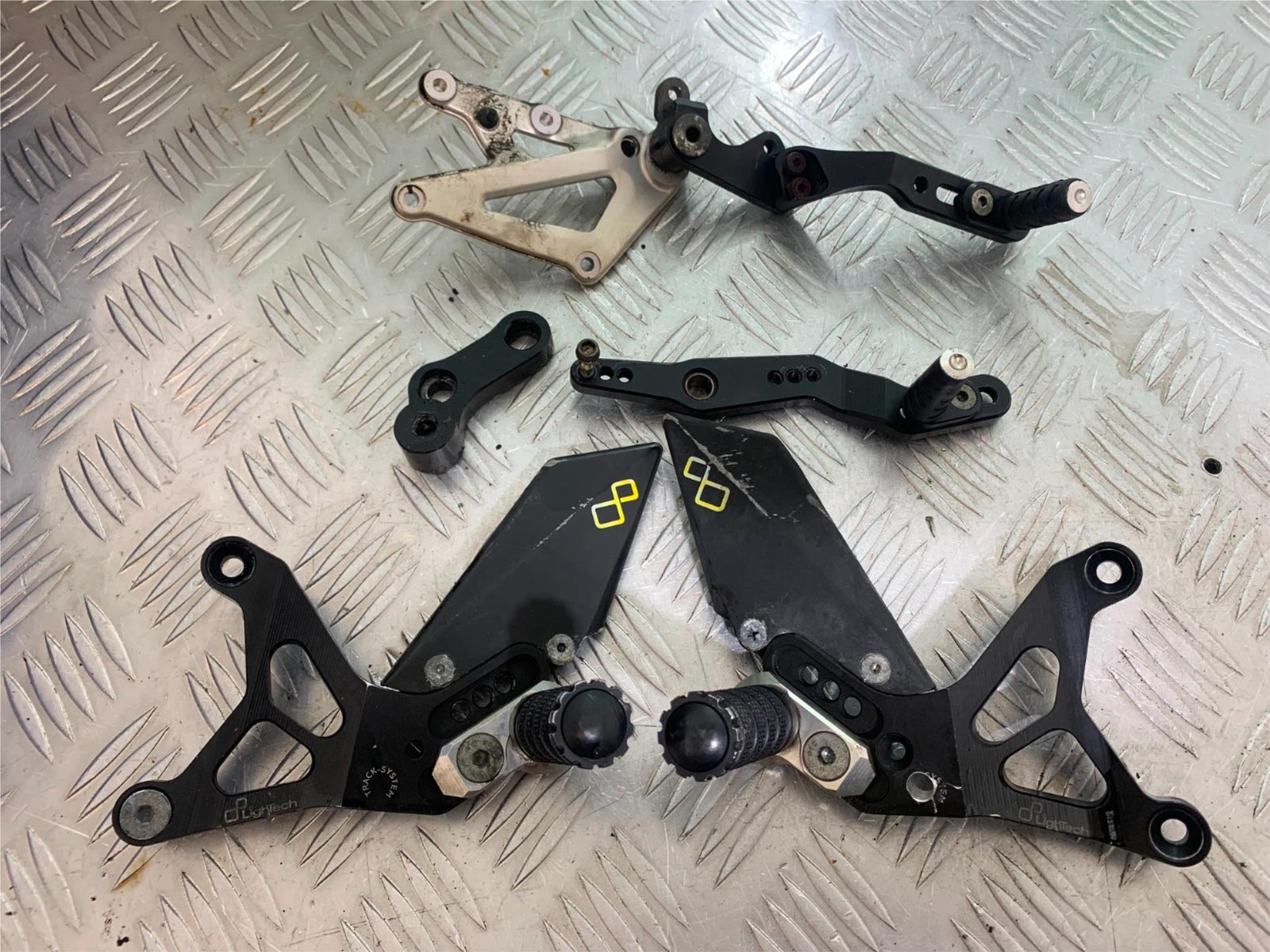 MV AGUSTA 800 F3 LEFT AND RIGHT FRONT HANGERS   YEAR 2013-2016 (CMB1152)