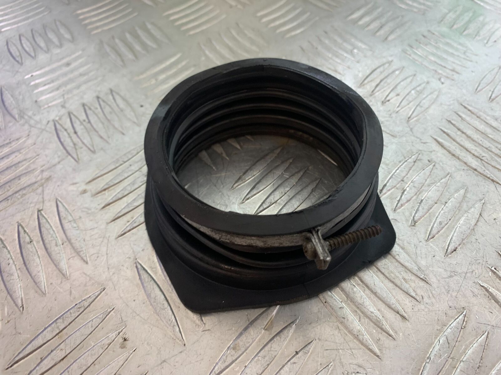 SUZUKI VS1400 VS 1400 INTRUDER SWINGARM RUBBER  YEAR 1988 (CMB1077)
