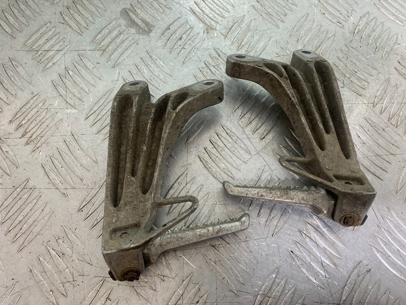 HONDA CBR600 CBR 600 RR REAR HANGERS AND PEGS   YEAR 2003-2004 CMB1173)