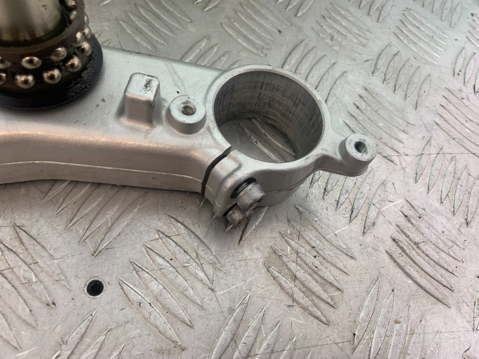 YAMAHA YZF R1 14 B BIG BANG BOTTOM YOKE   2009-14 (CMB1175)