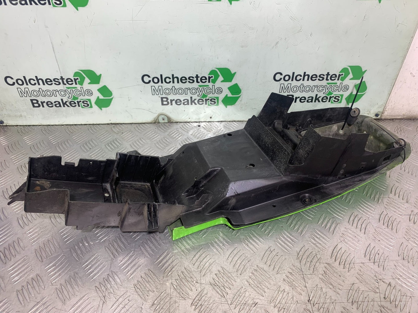 KAWASAKI ZX9R ZX9 C UNDERTRAY  YEAR 1998-99 (CMB1213)