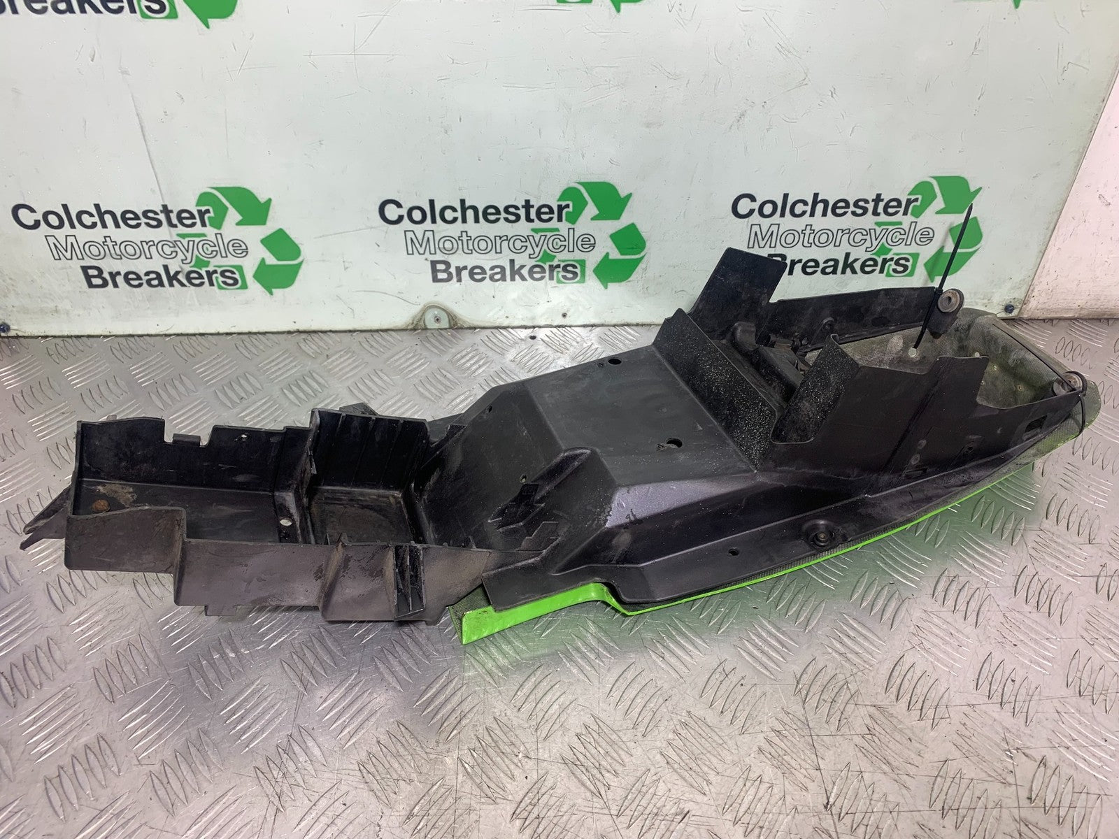 KAWASAKI ZX9R ZX9 C UNDERTRAY  YEAR 1998-99 (CMB1213)