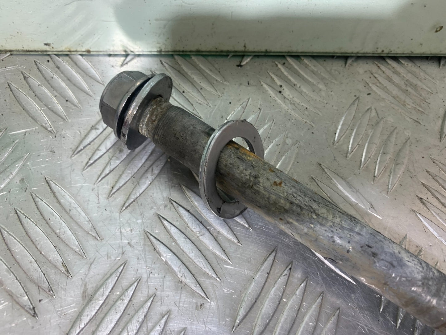 YAMAHA YZF R1 14 B BIG BANG SWINGARM SPINDLE    2009-14 (CMB1175)
