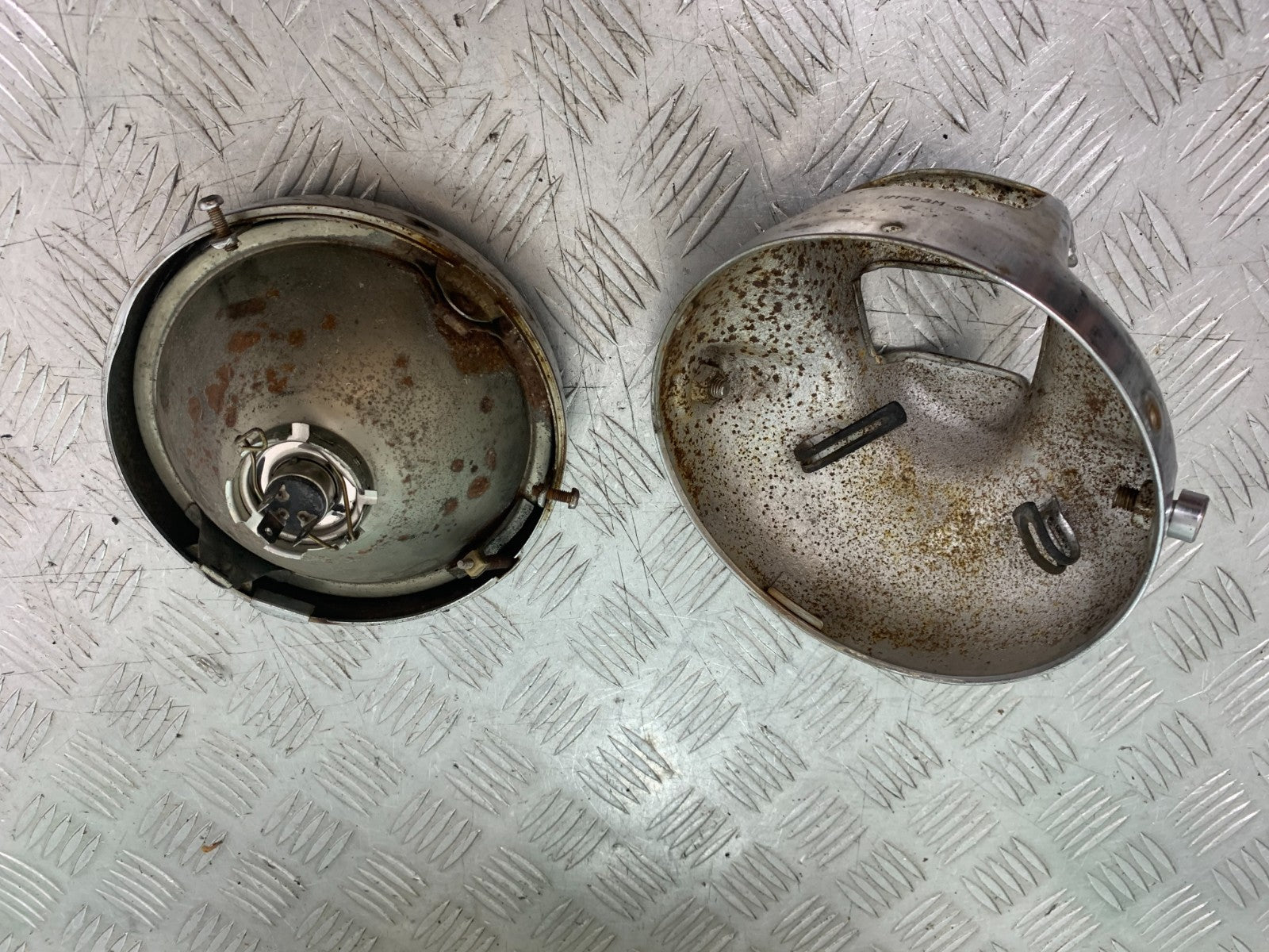 HONDA VT700 VT 700 SHADOW HEADLIGHT AND BACKING  YEAR 1984-85 (CMB1328)