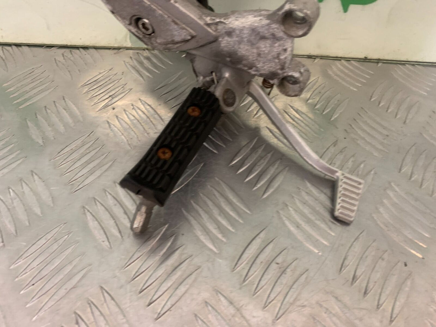 TRIUMPH 955I SPRINT RS FRONT RIGHT HANGER YEAR 1999-04 (STOCK 989)