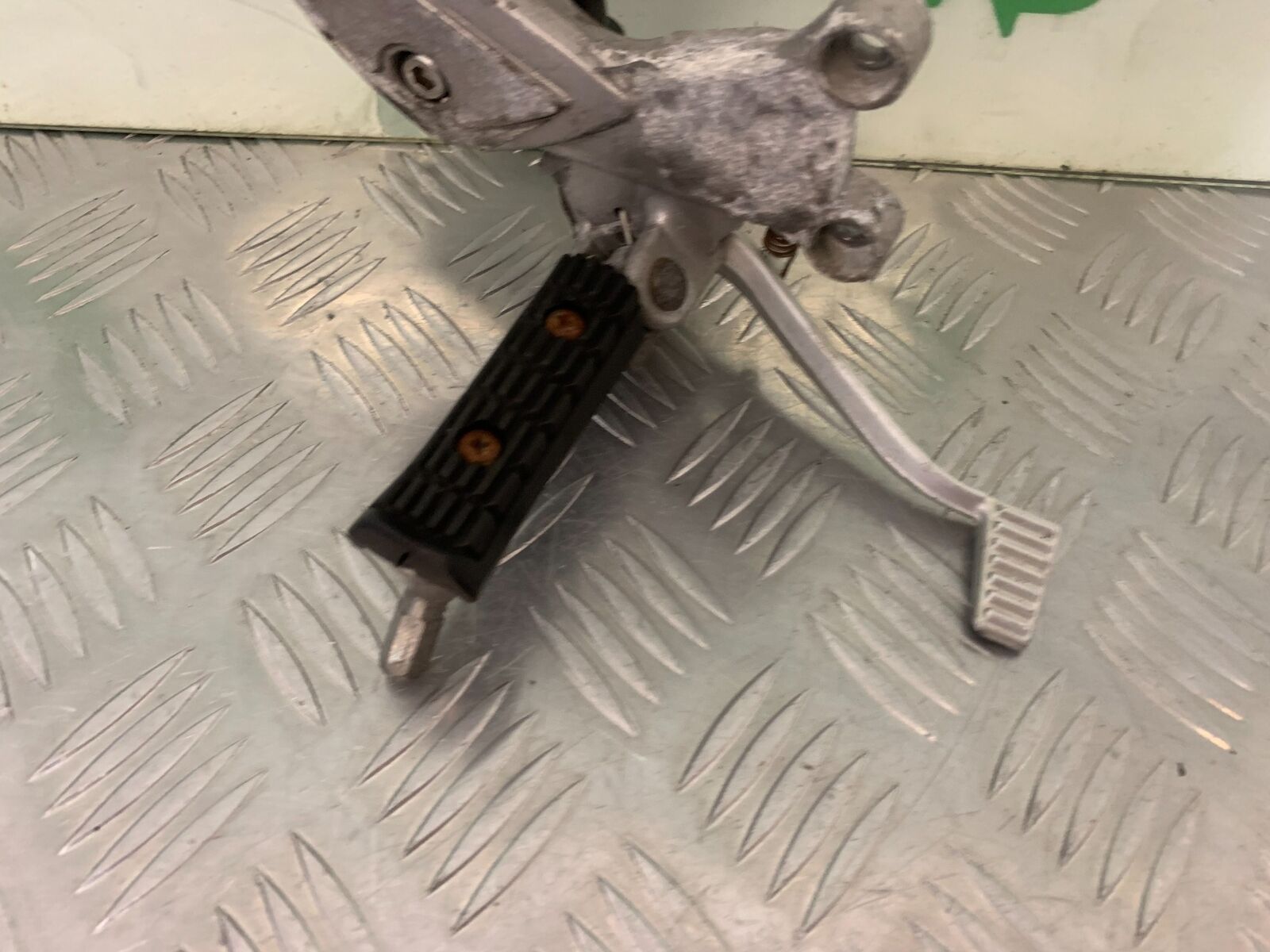 TRIUMPH 955I SPRINT RS FRONT RIGHT HANGER YEAR 1999-04 (STOCK 989)