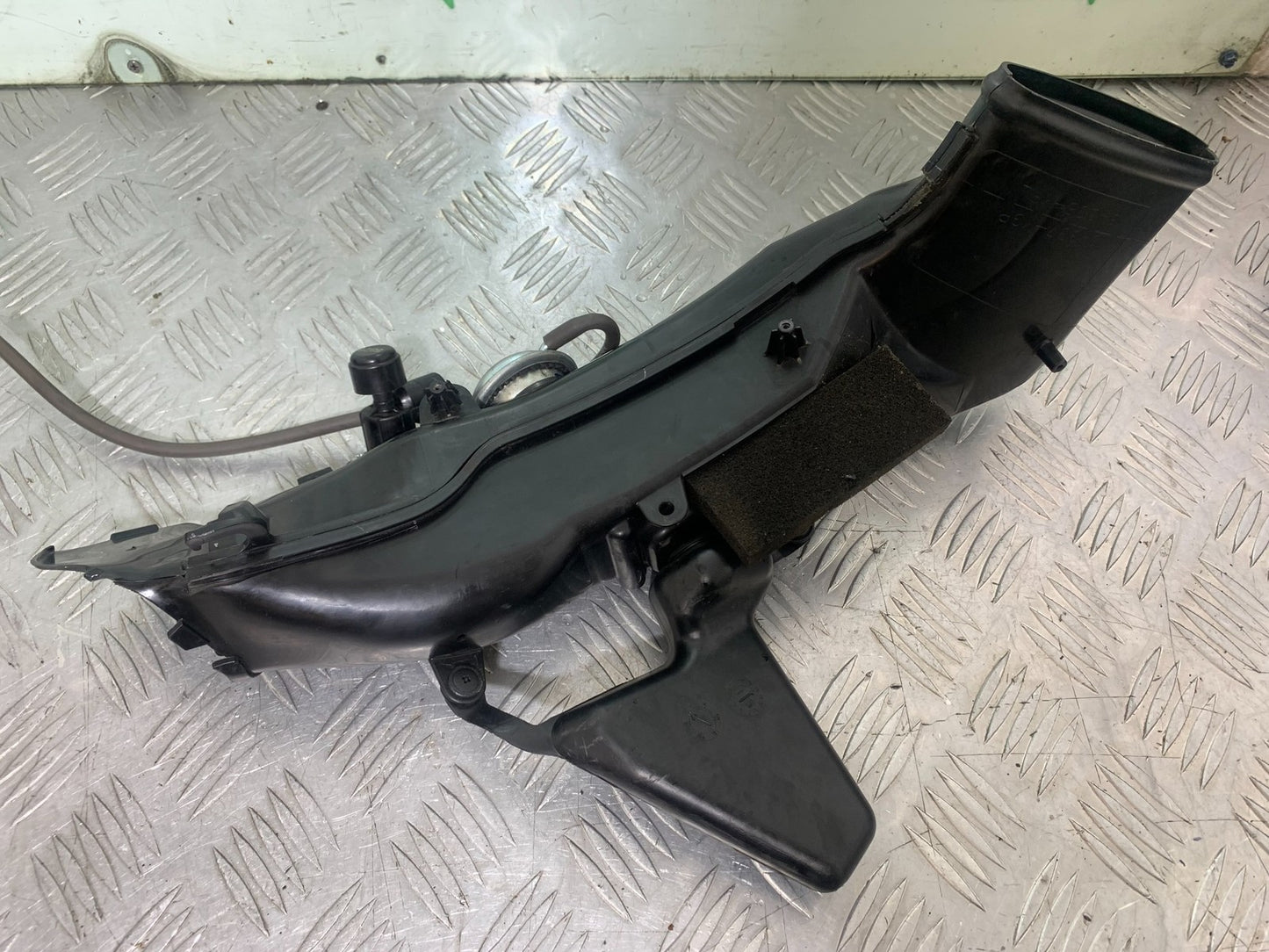HONDA CBR1000 rr FIREBLADE RIGHT AIR TUBE  YEAR 2012-2016 (CMB1198)