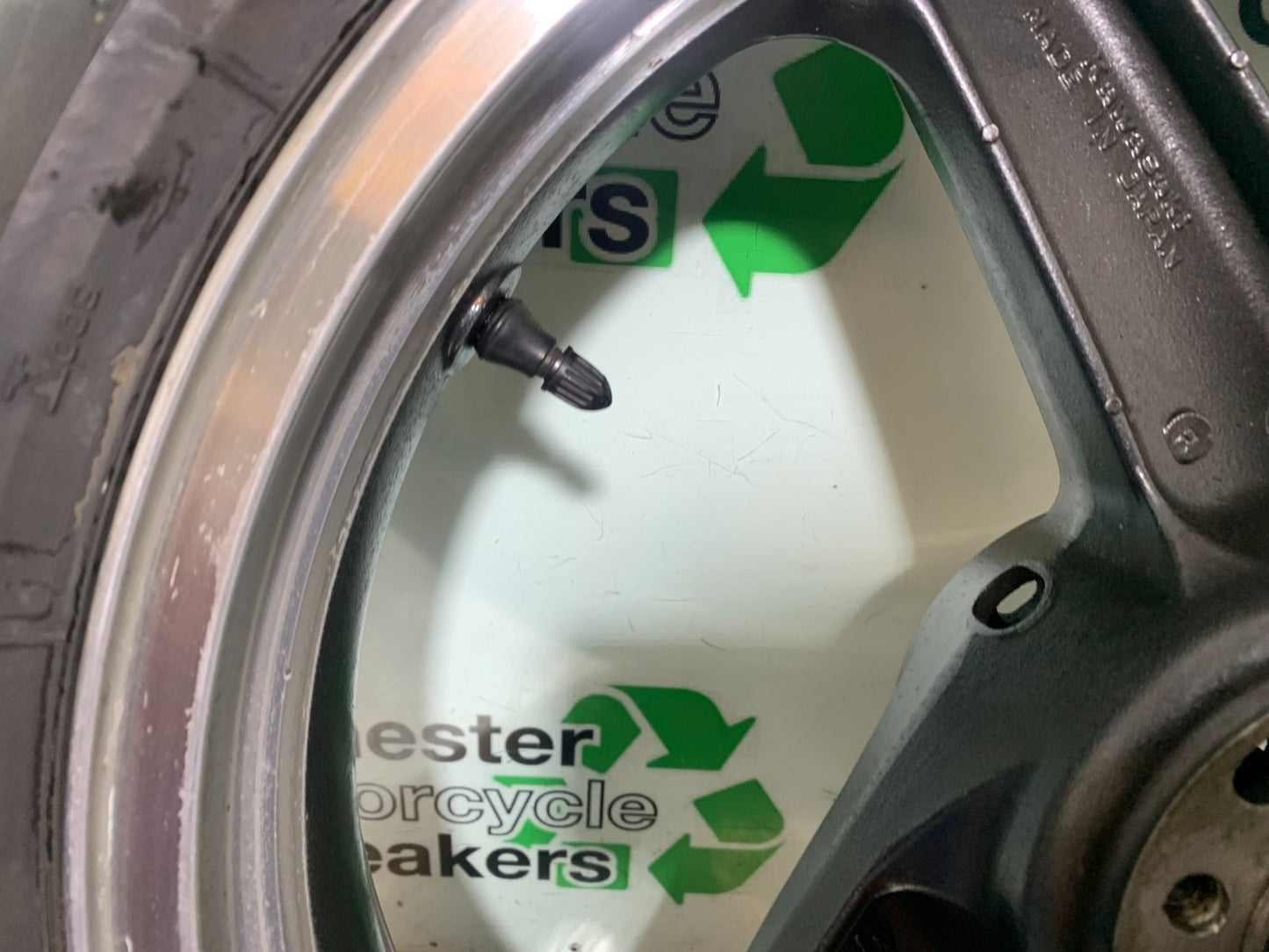 KAWASAKI ZZR1100 D FRONT WHEEL  YEAR 1993-2001 (CMB1289)