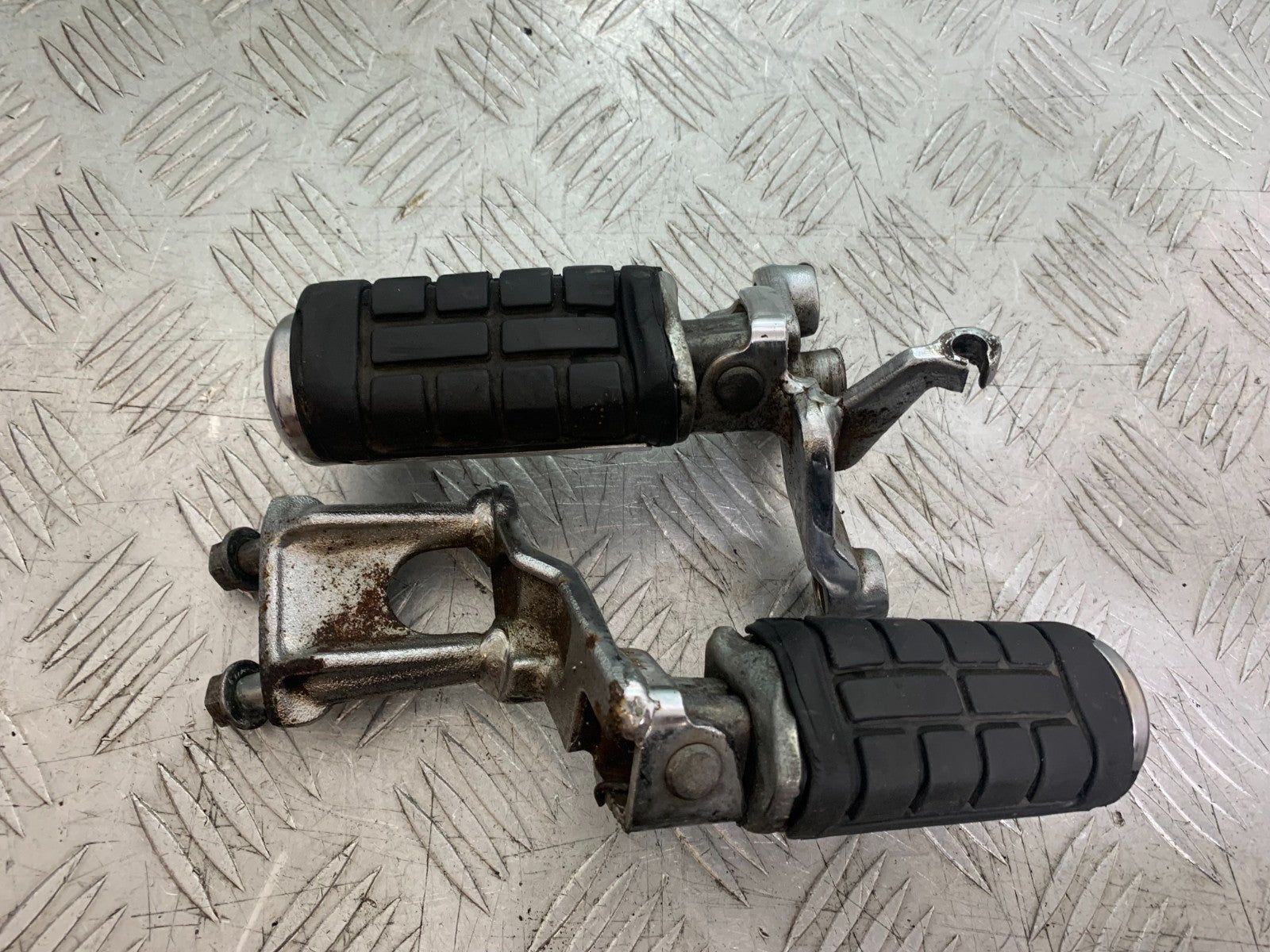HONDA VT700 VT 700 SHADOW FRONT FOOTPEGS  YEAR 1984-85 (CMB1328)
