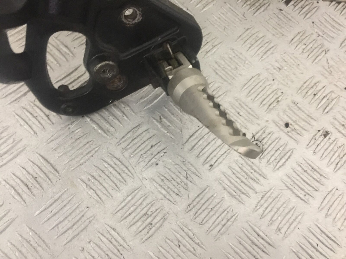 TRIUMPH 955i TIGER FRONT RIGHT HANGER AND PEG  YEAR 2001-2006 (STOCK 818)