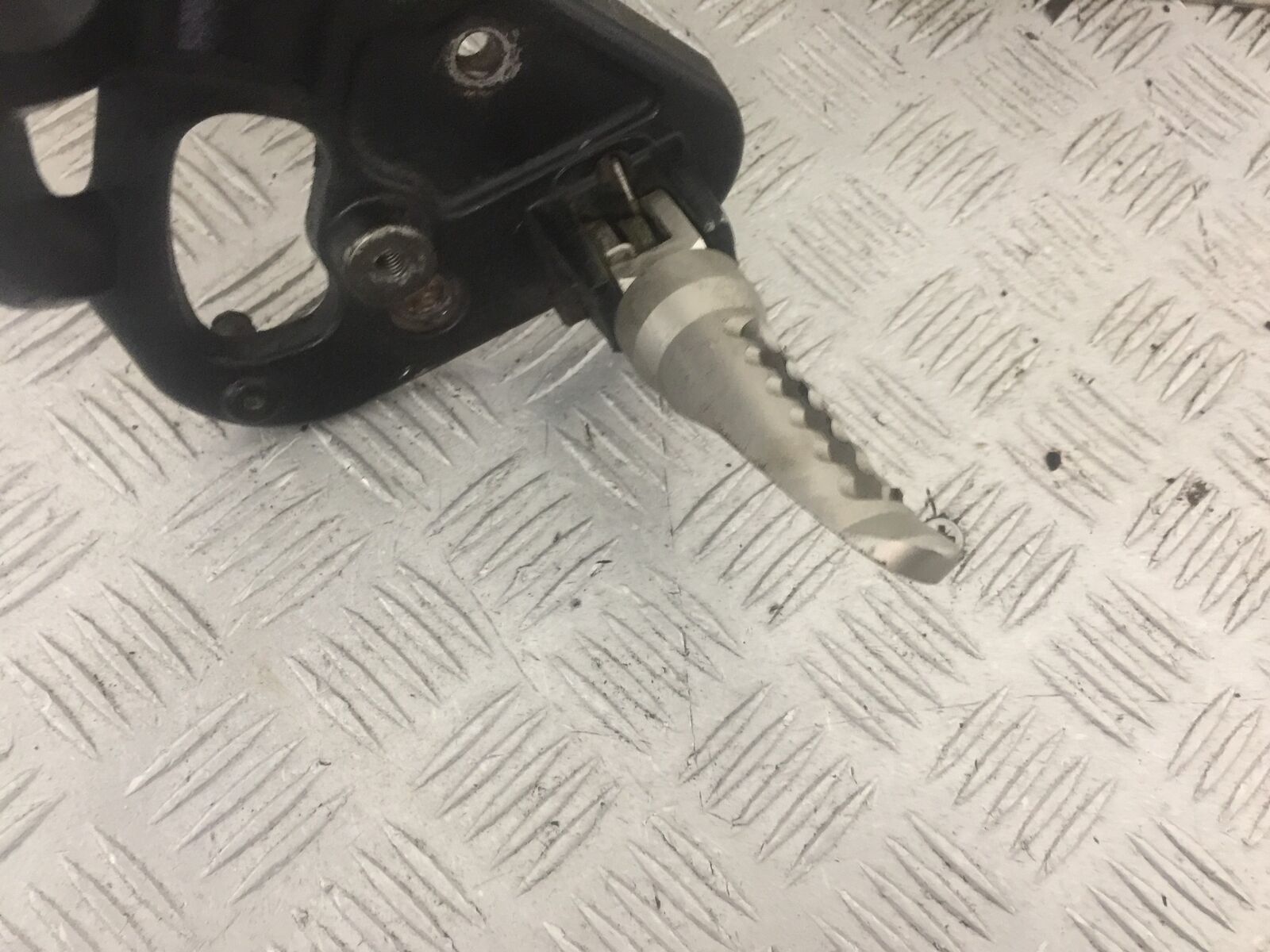 TRIUMPH 955i TIGER FRONT RIGHT HANGER AND PEG  YEAR 2001-2006 (STOCK 818)