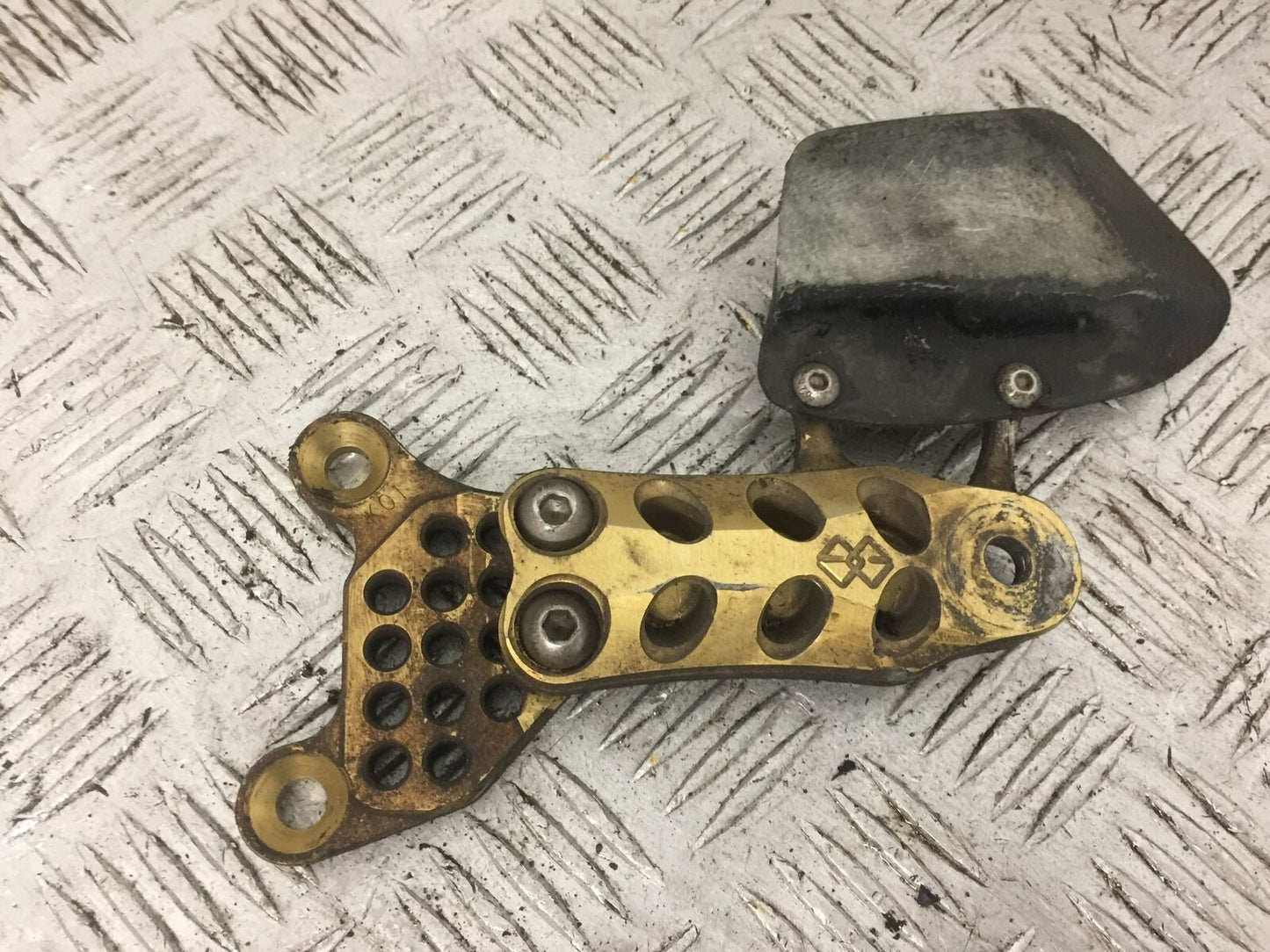 KAWASAKI ZX9R ZX9 E1 FRONT LEFT HANGER  YEAR 2000 (STOCK 795)