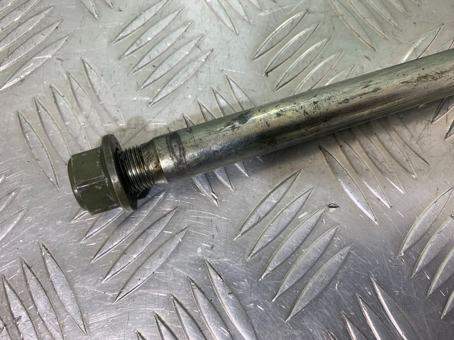 YAMAHA XJR1300 XJR 1300 SWINGARM SPINDLE 1999-2003 (CMB1119)