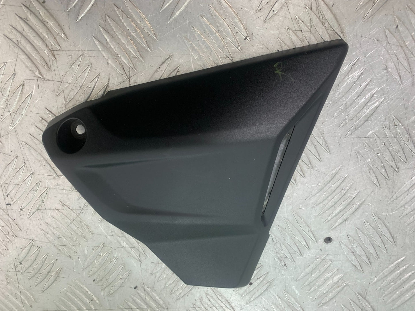 BMW R1200 R 1200 GS RIGHT INFILL COVER  YEAR 2013-2016 (CMB1257)