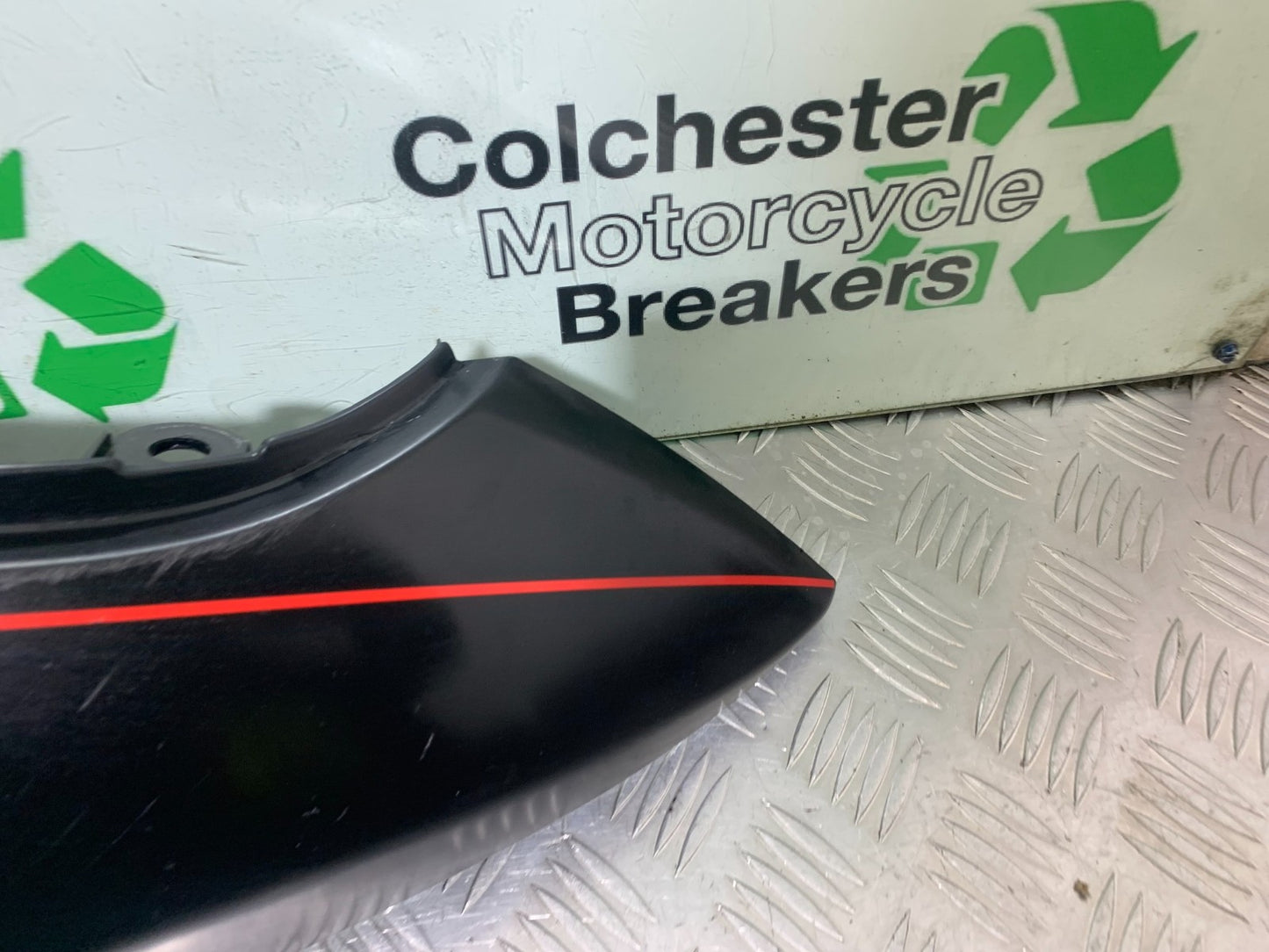 SUZUKI GSXR600 GSXR 600 SRAD LEFT SEAT PANEL   YEAR 1997-2000 (CMB1276)