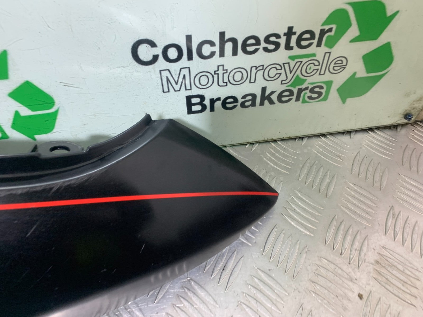 SUZUKI GSXR600 GSXR 600 SRAD LEFT SEAT PANEL   YEAR 1997-2000 (CMB1276)