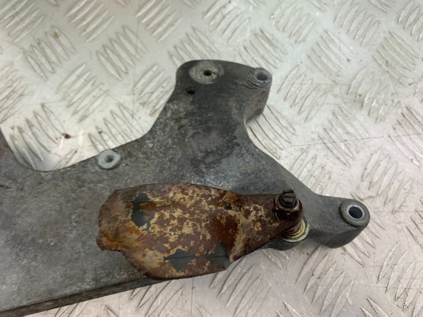 NECO ALEXONE 125 EXHAUST BRACKET YEAR 2016-2022  (CMB1273)
