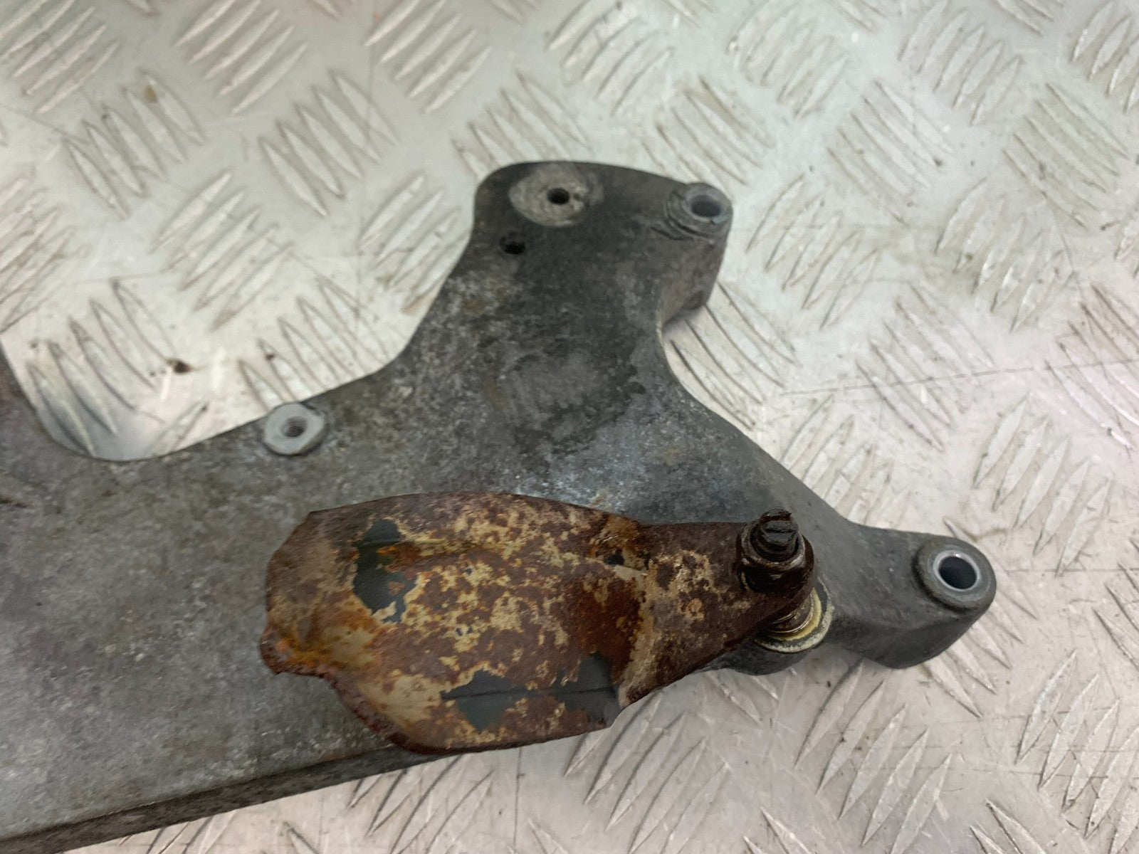 NECO ALEXONE 125 EXHAUST BRACKET YEAR 2016-2022  (CMB1273)