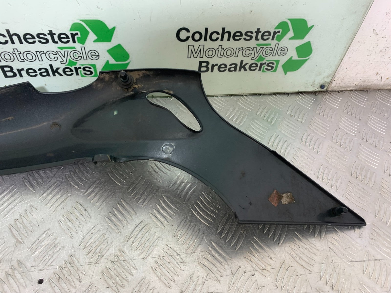 TRIUMPH 955i SPRINT ST RIGHT SEAT PANEL YEAR 1999-04 (CMB1230)