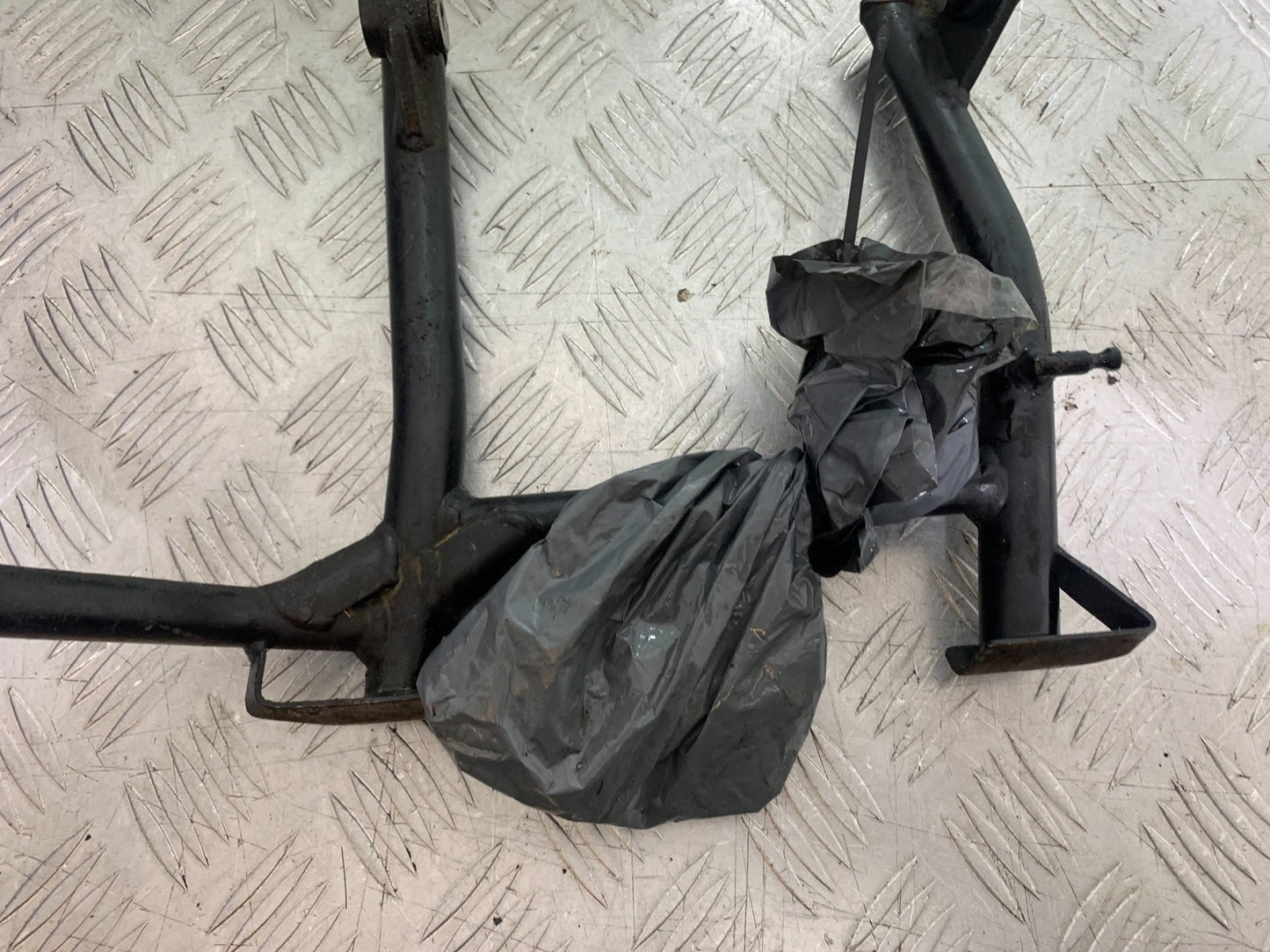 TRIUMPH 1050 SPRINT GT CENTER STAND & FIXINGS  YEAR 2010-2016 (CMB1250)