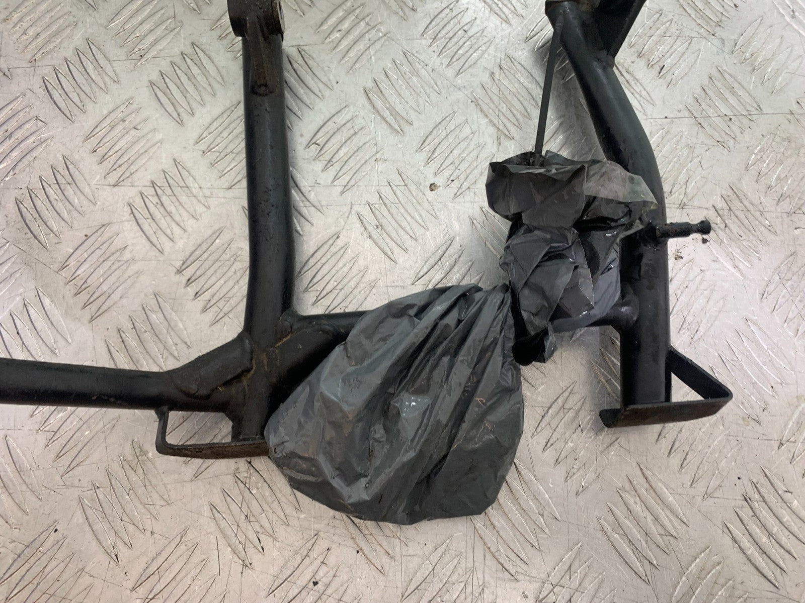 TRIUMPH 1050 SPRINT GT CENTER STAND & FIXINGS  YEAR 2010-2016 (CMB1250)