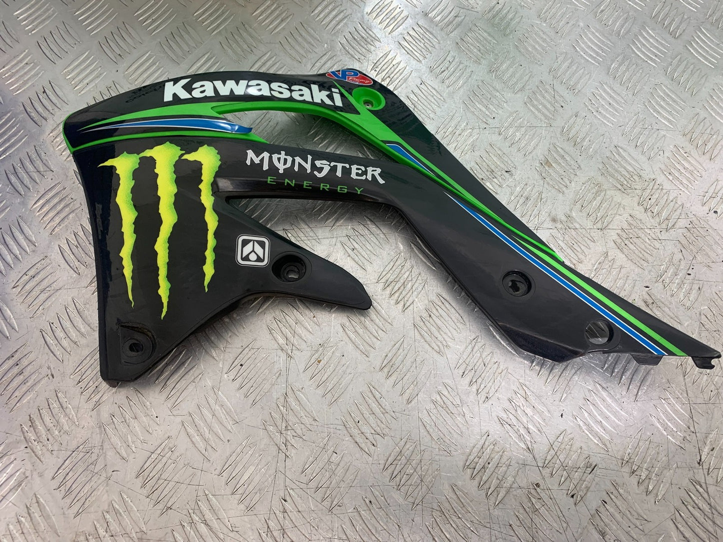 KAWASAKI KXF450 KXF 450 LEFT RADIATOR COWL   YEAR 2013 CMB1217)