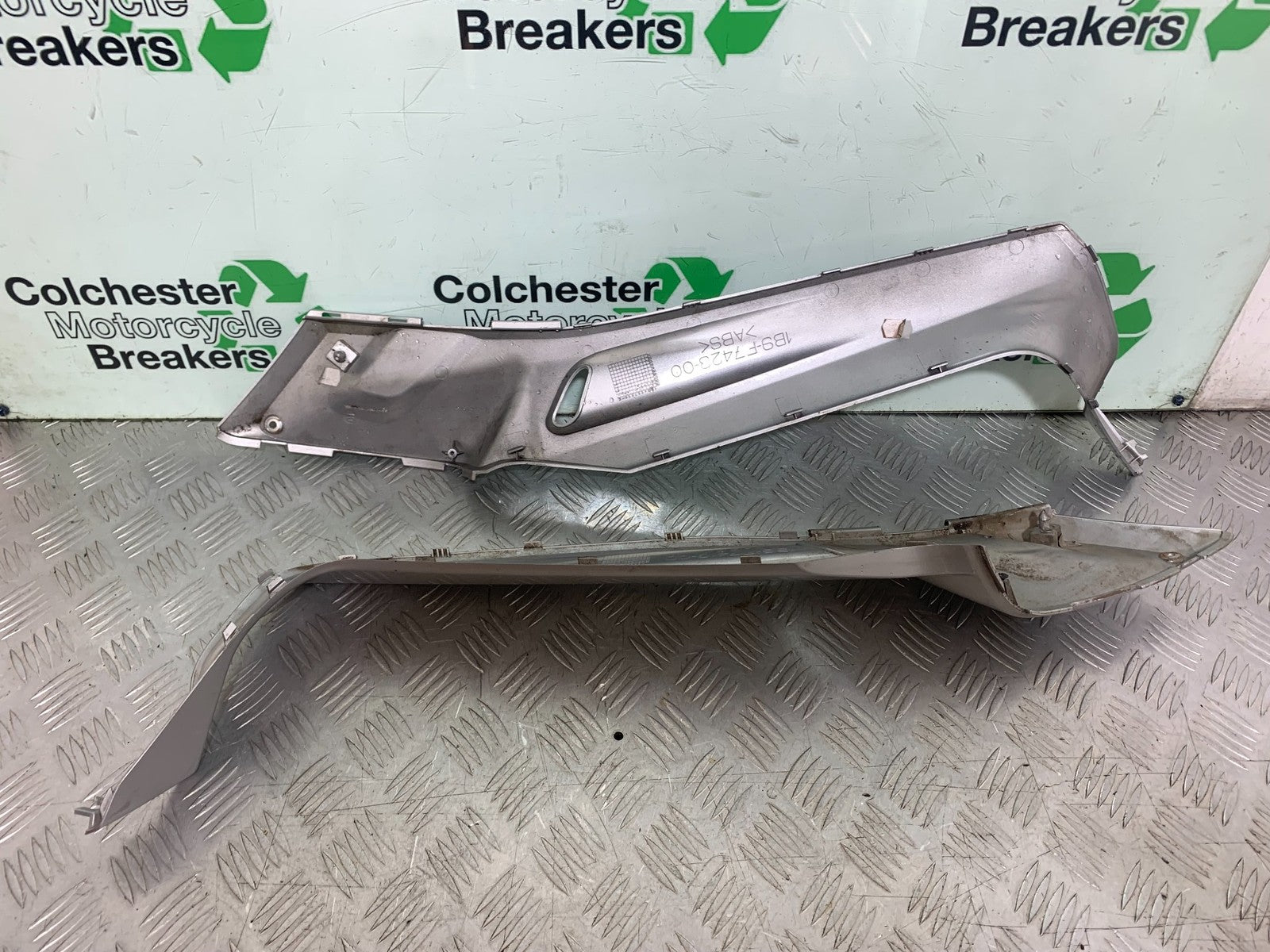 YAMAHA XMAX 250 XMAX 250 LEFT AND RIGHT SIDE TRIM  YEAR 2006-09 (CMB1201)