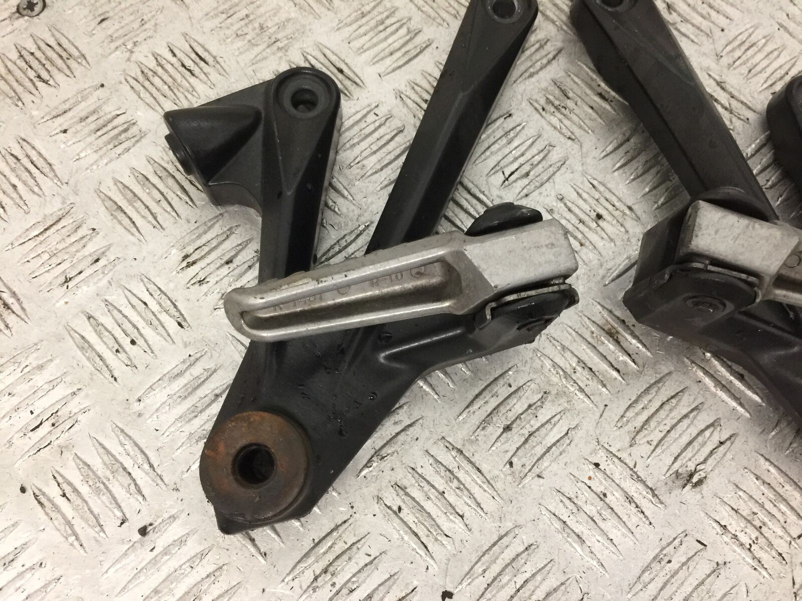 KAWASAKI ZZR1400 ZZR 1400 REAR HANGER AND PEGS  YEAR 2011 (STOCK 802)