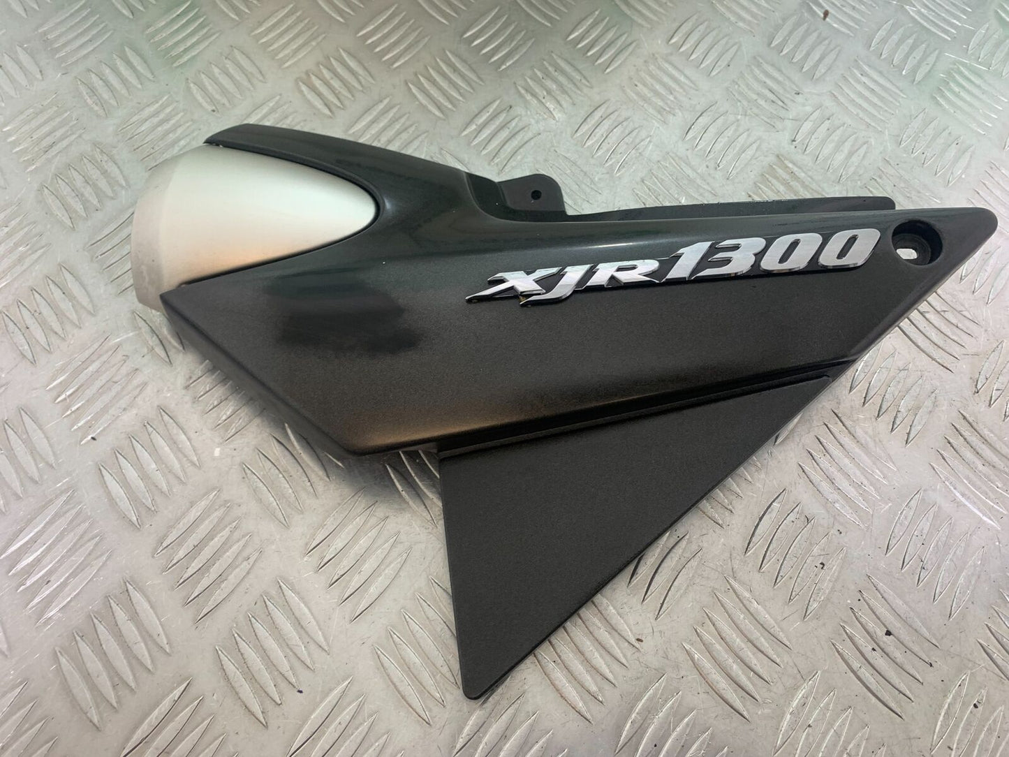 YAMAHA XJR1300 XJR 1300 LEFT SEAT PANEL  YEAR 1999-2003 (CMB1055)