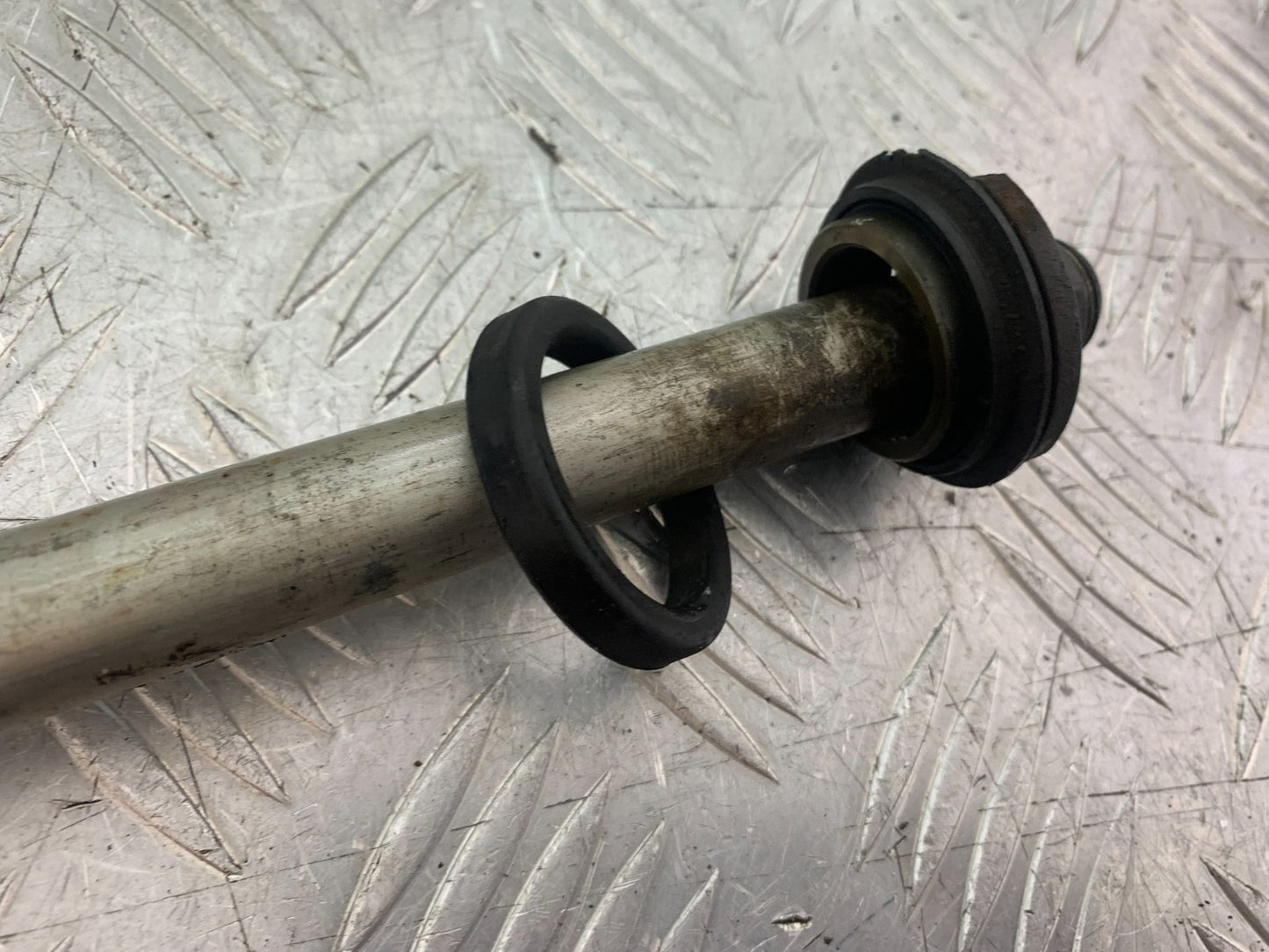 KAWASAKI Z750 Z 750 SWINGARM SPINDLE YEAR 2004-2006  (CMB1234)