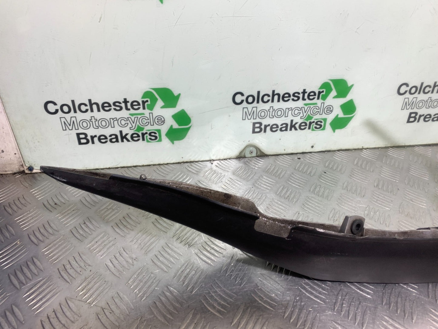 SUZUKI GS500 GS 500 LEFT SEAT PANEL   YEAR 2001-2008 (CMB1254)