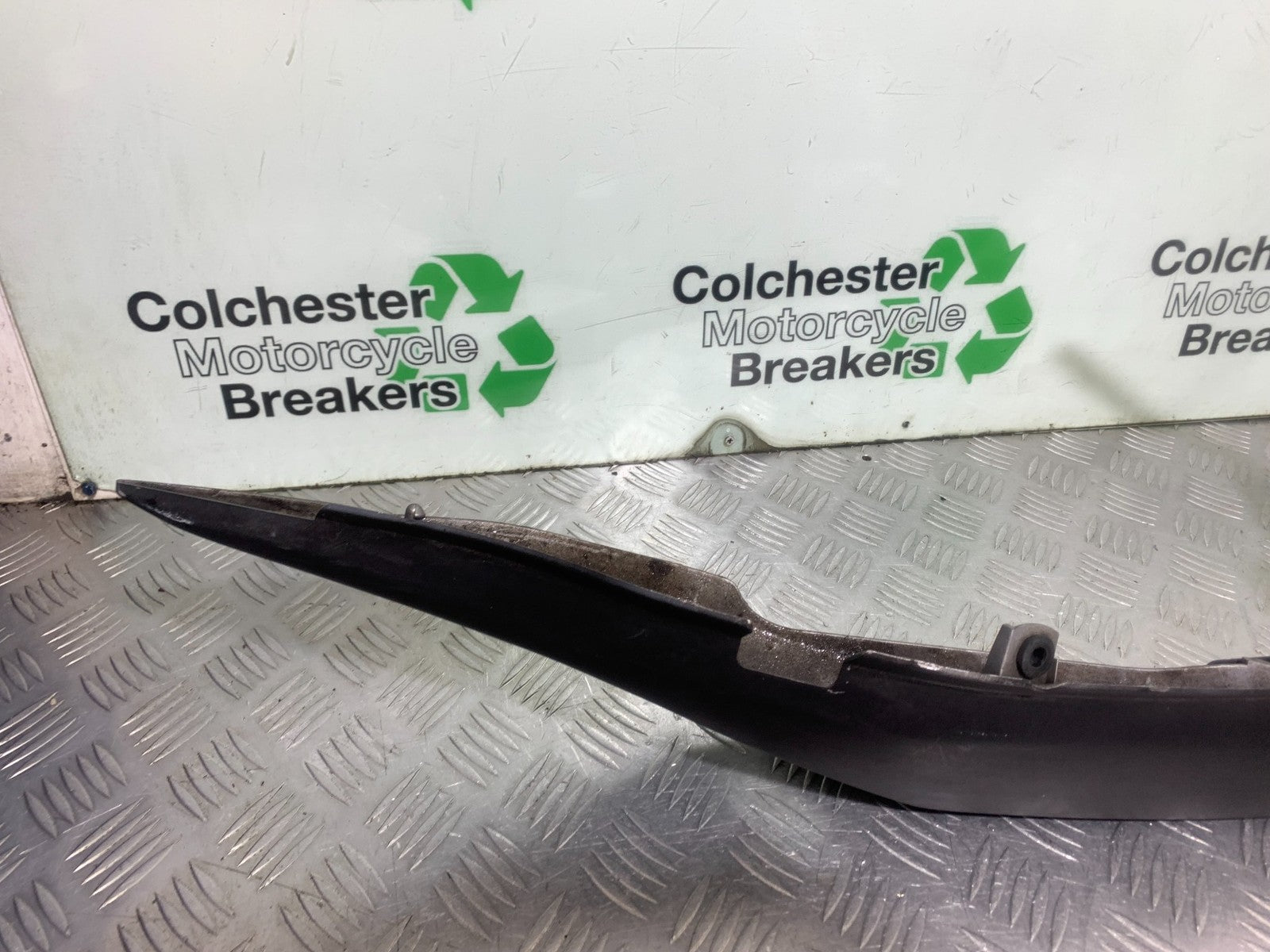 SUZUKI GS500 GS 500 LEFT SEAT PANEL   YEAR 2001-2008 (CMB1254)