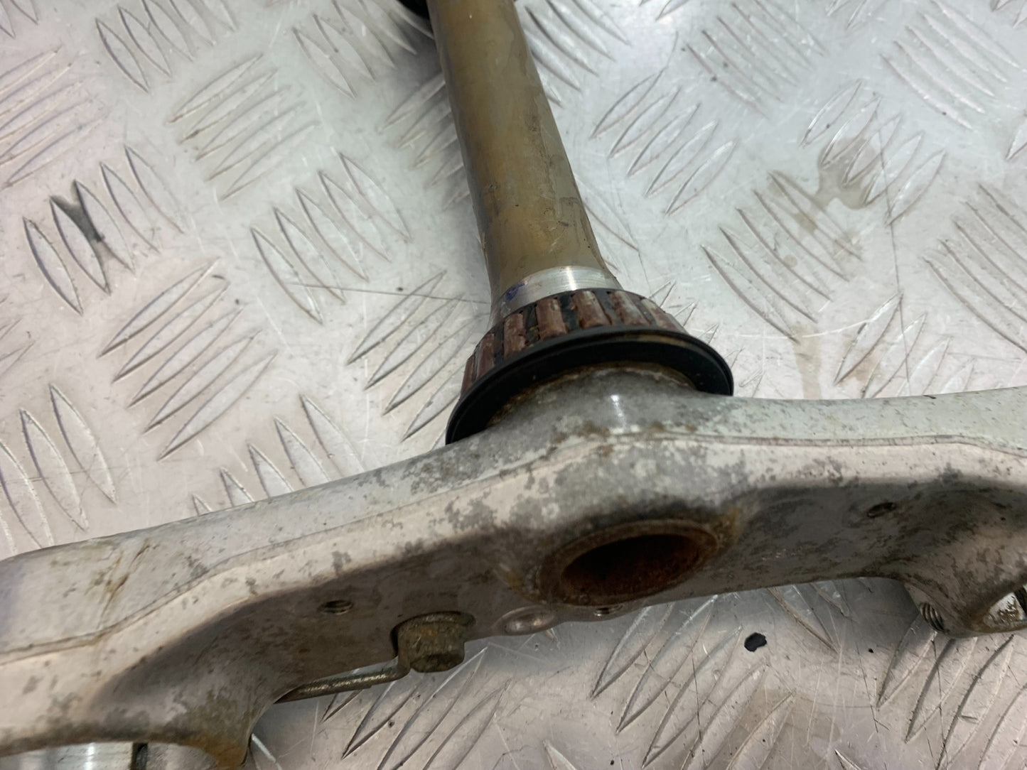 SUZUKI GSF1200  GSF 1200 BANDIT BOTTOM YOKE  YEAR 1997-2000 (CMB1149)