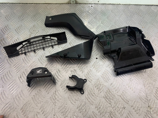 HONDA CBR1000 rr FIREBLADE BOTTOM INFILL PANELS  YEAR 2006 (CMB1220)