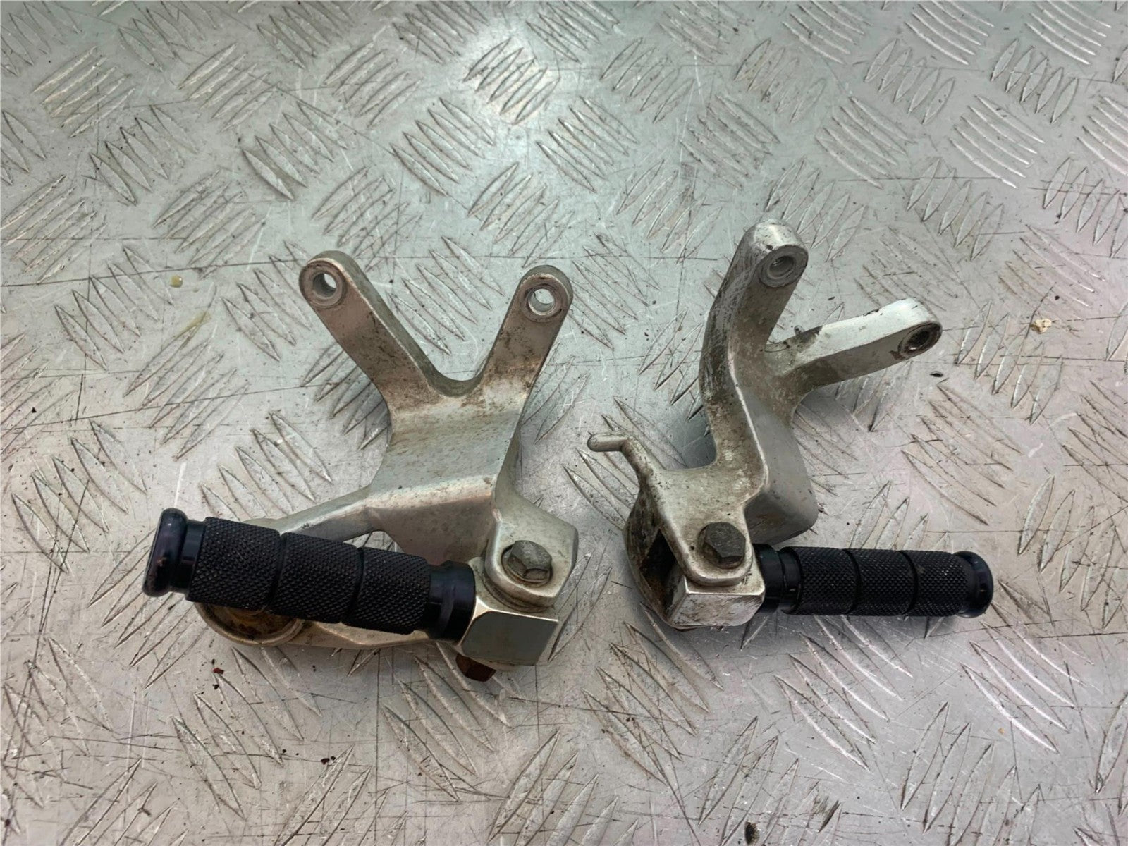 YAMAHA YZF1000 THUNDERACE REAR HANGERS AND PEGS   YEAR 1997-2000 (CMB1204)