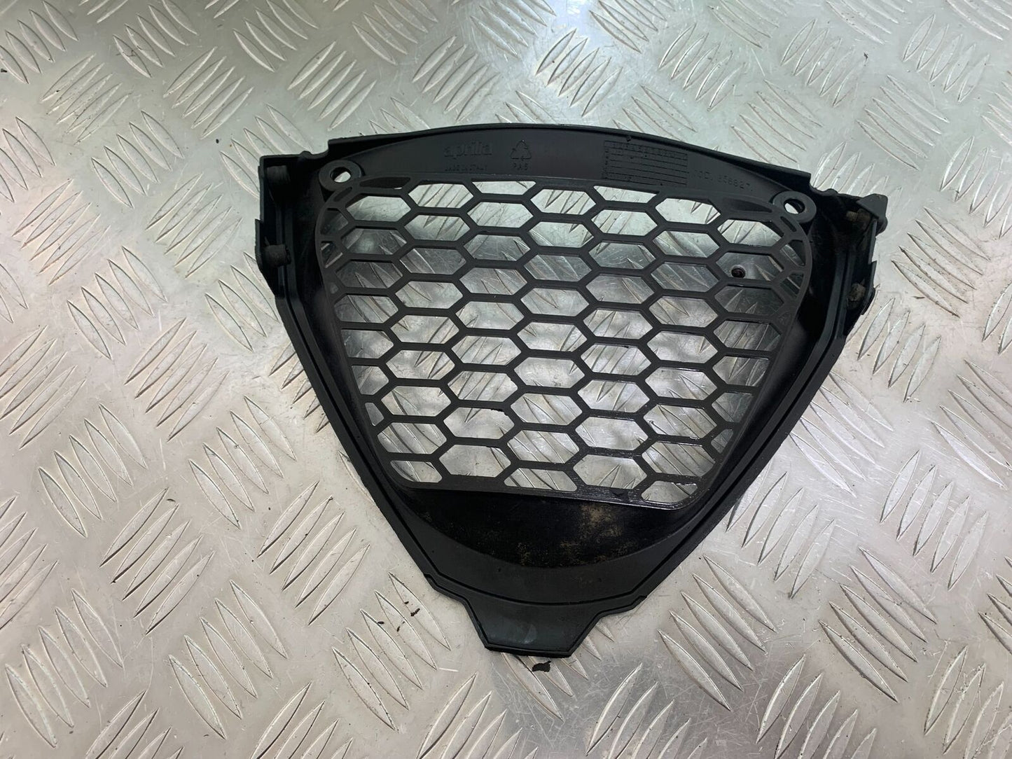 APRILIA RS4 125 FAIRING V-PIECE  YEAR 2011-2016 (STOCK 994)