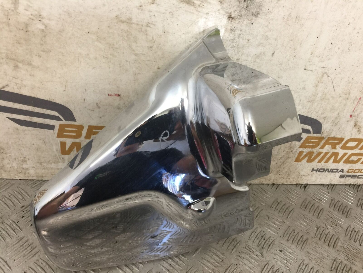 HONDA GL1800 GL 1800 RIGHT CHROME ENGINE COVER YEAR 2004-10 ABS (STOCK 890)