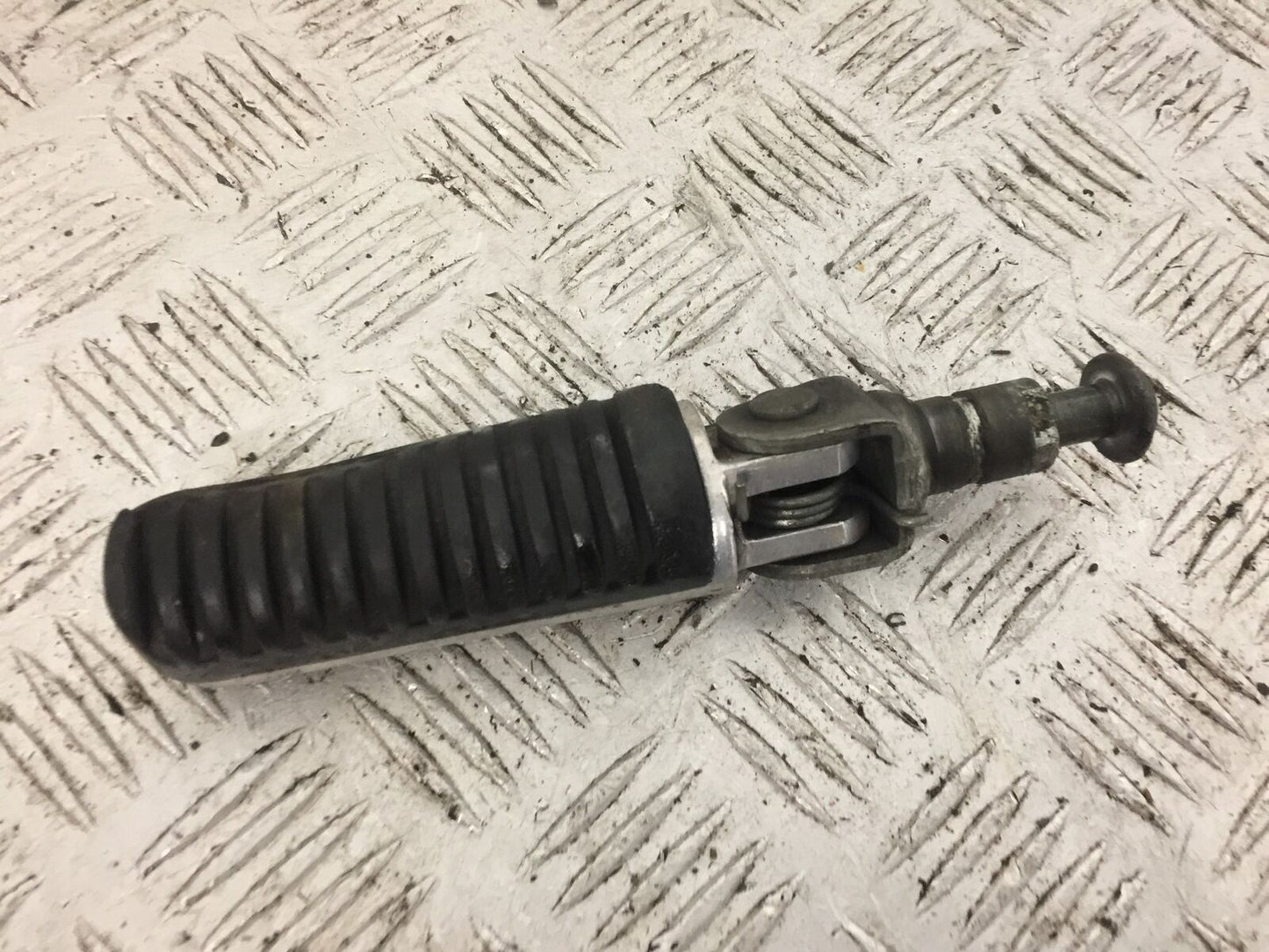 YAMAHA FZ1-N FRONT LEFT PEG   YEAR 2006-2012  (STOCK 787)