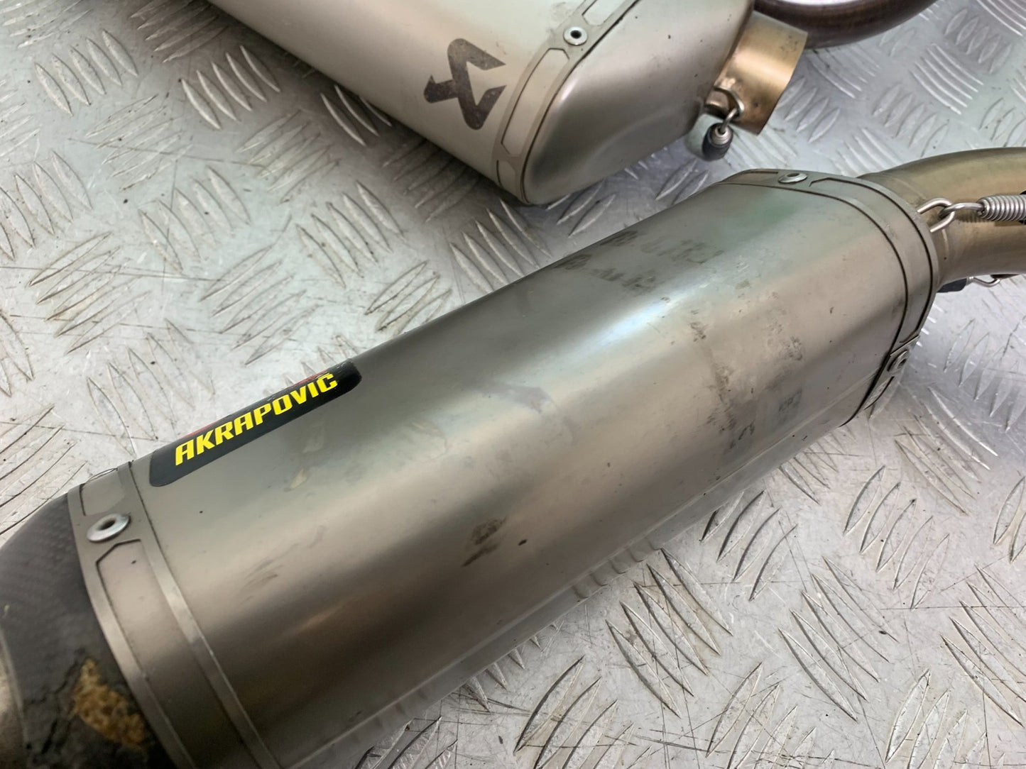 KTM 690 DUKE R LC4 AKRAPOVIC FULL EXHAUST SYSTEM YEAR 2012-2015  (CMB1180)