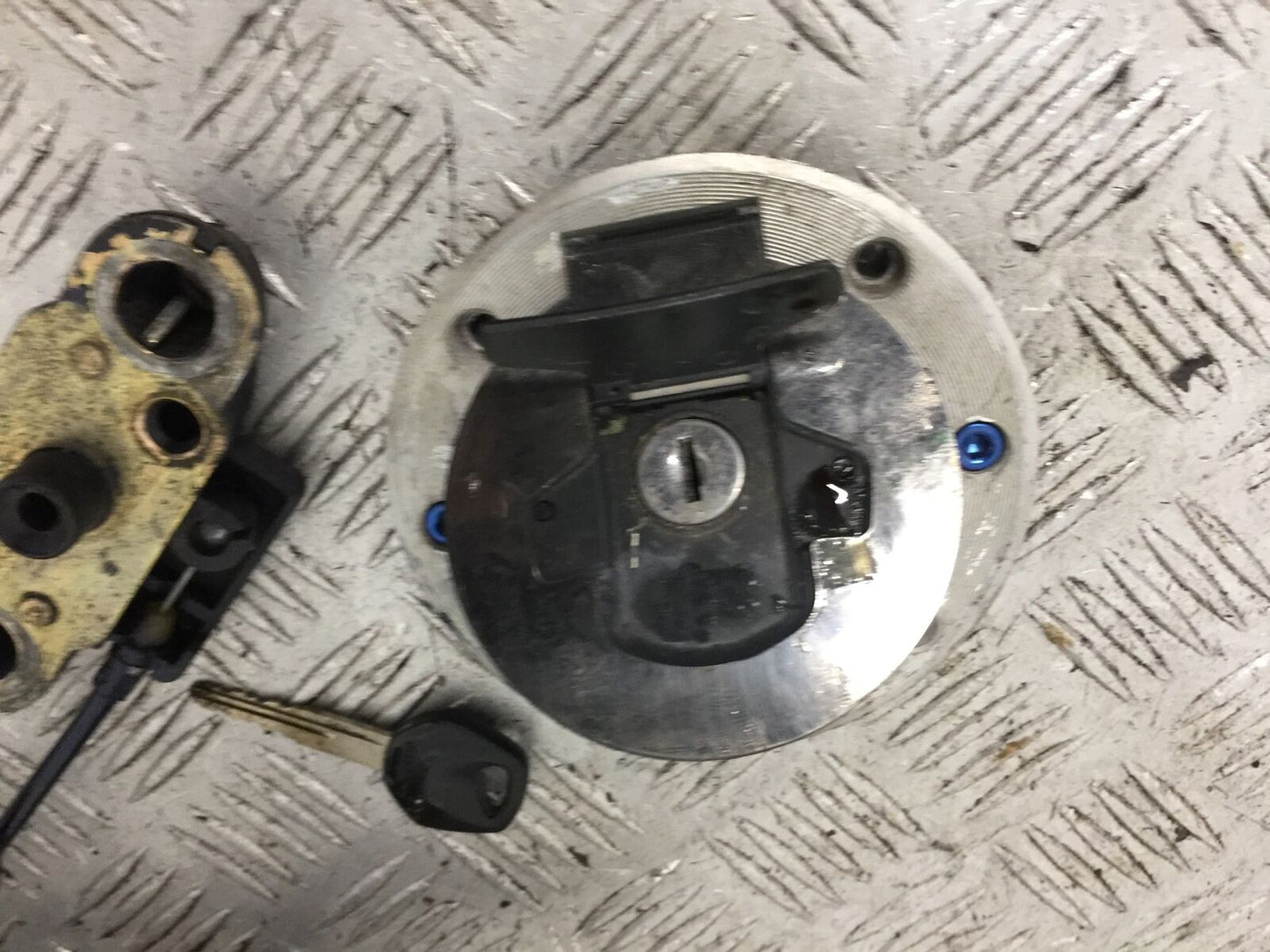 SUZUKI GSF1200 GSF 1200 BANDIT LOCKS AND KEY   YEAR 2001-2005 (STOCK 902)