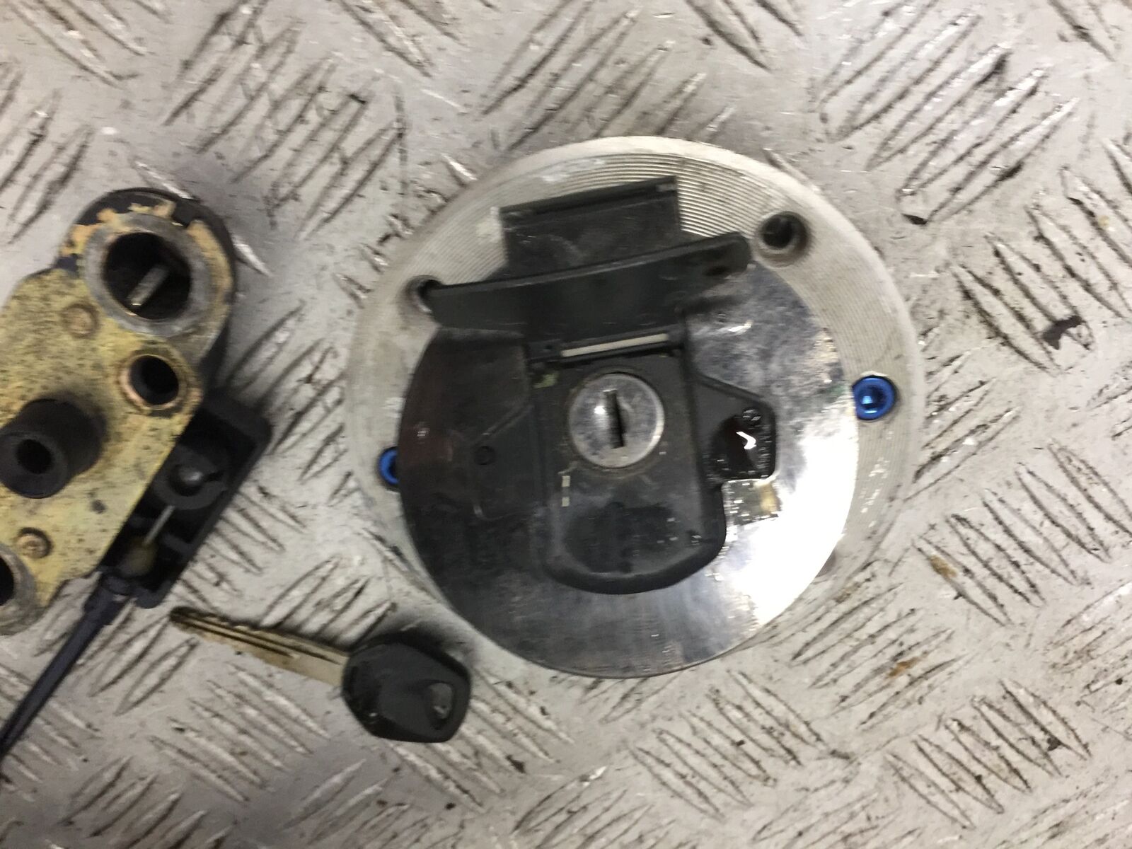 SUZUKI GSF1200 GSF 1200 BANDIT LOCKS AND KEY   YEAR 2001-2005 (STOCK 902)