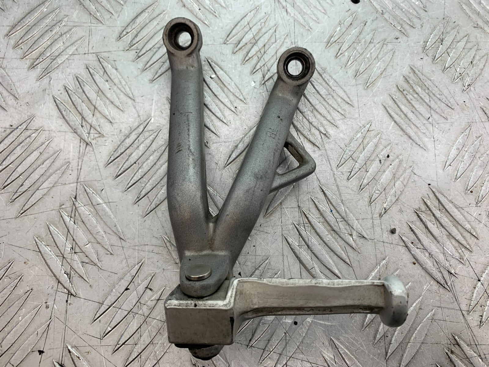 TRIUMPH 955i DAYTONA LEFT REAR HANGER AND PEG  YEAR 2002-2006 (CMB1229)