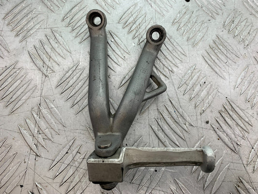 TRIUMPH 955i DAYTONA LEFT REAR HANGER AND PEG  YEAR 2002-2006 (CMB1229)